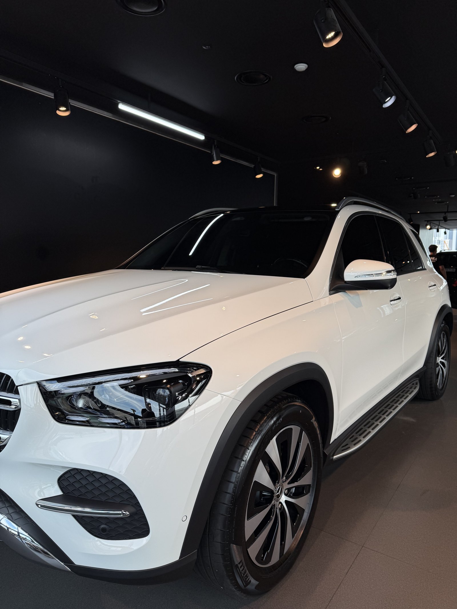 벤츠 GLE450 백색 후측면 GLE450 배지 - 부산 유리막코팅