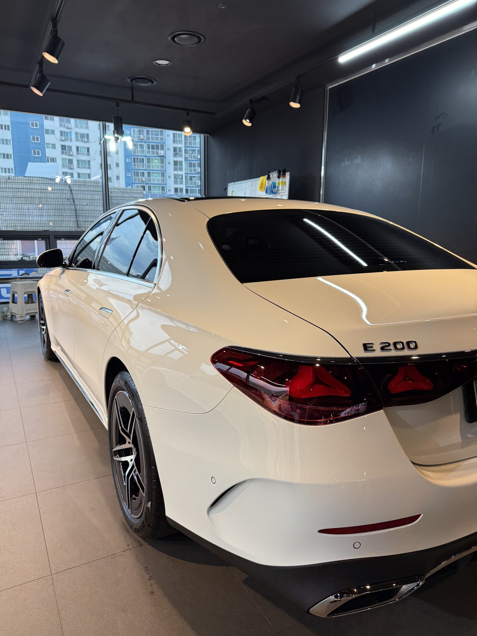 벤츠 E200 백색 신차 후측면 - 유리막코팅
