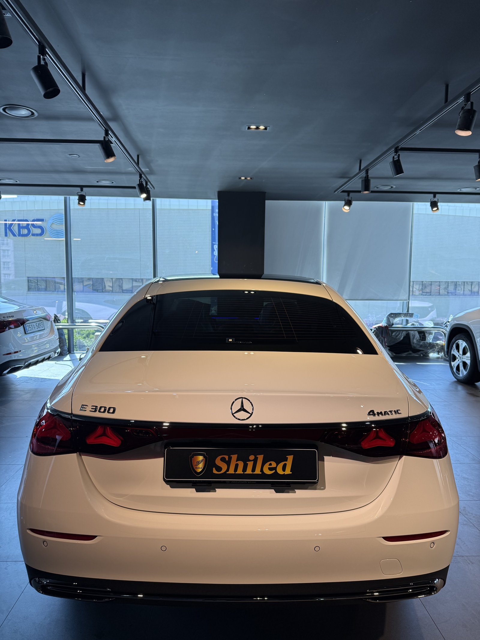 벤츠 E300 4MATIC 백색 신차 후면 엠블럼 - 부산 쉴드광택 신차코팅