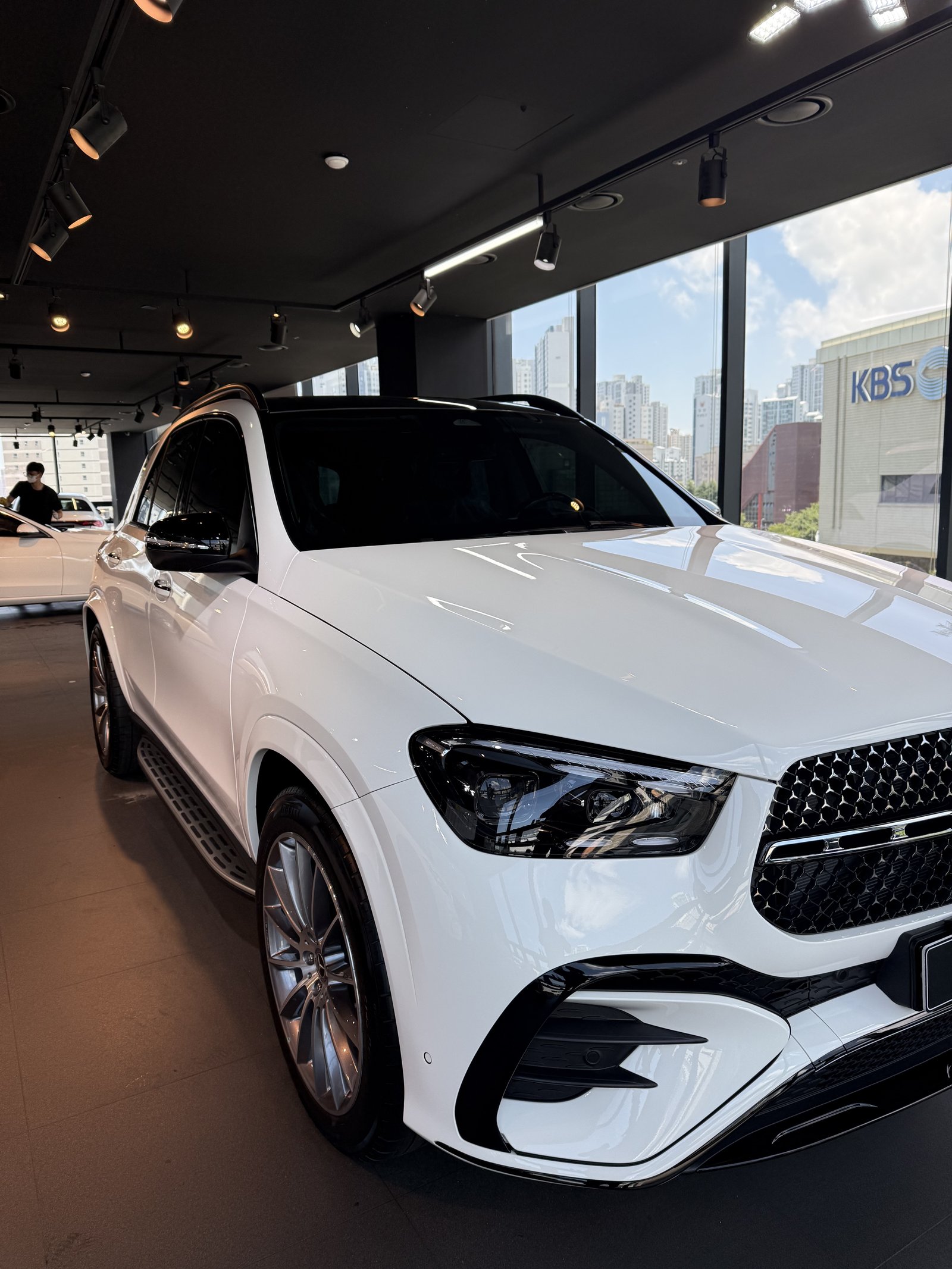 벤츠 GLE450 백색 측면 로우앵글 리플렉션 - 부산 유리막코팅