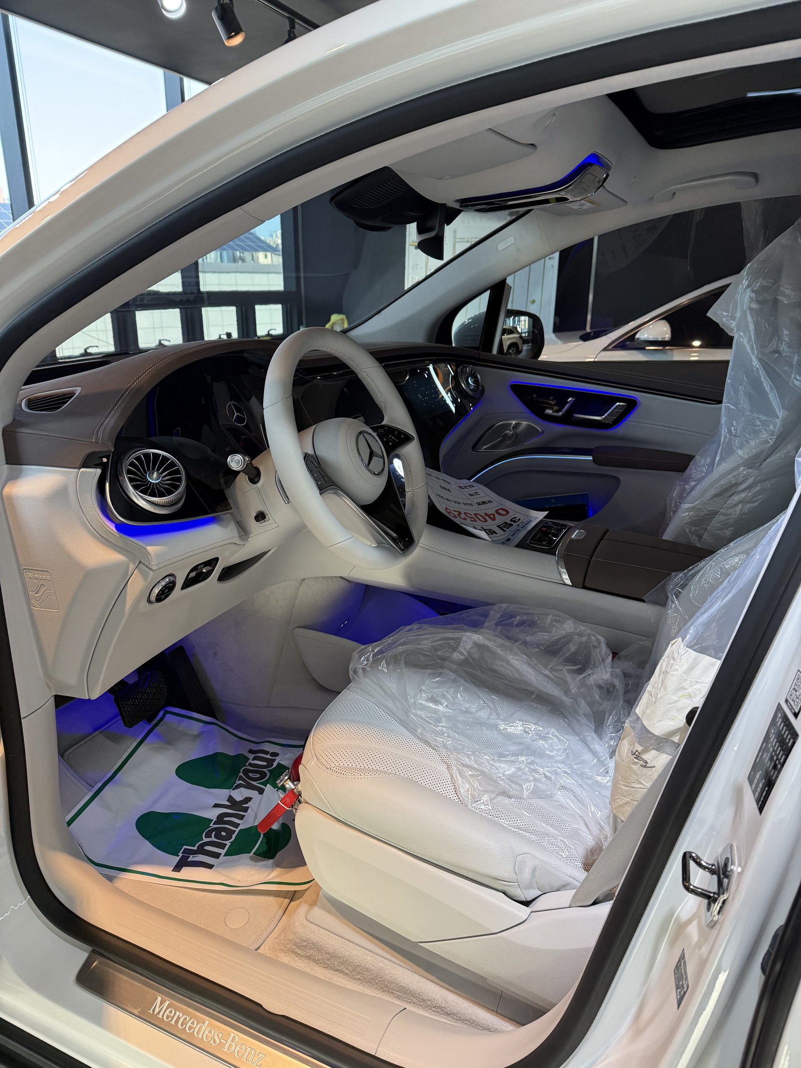 벤츠 EQS450 SUV 신차 실내 스티어링 휠 - 출고 전 컨디션