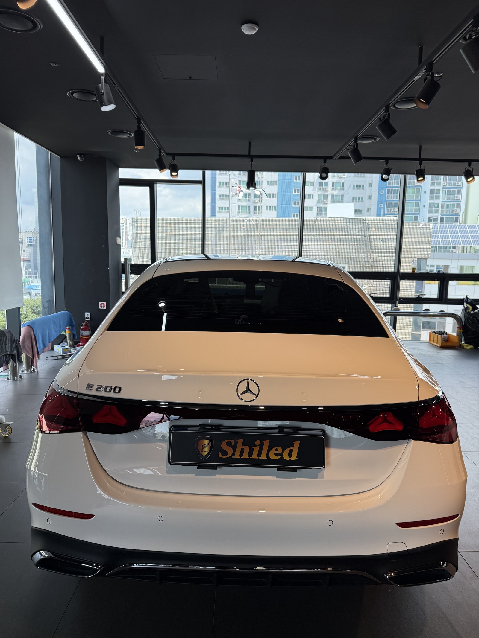 벤츠 E200 AMG 백색 신차 후면 - 유리막코팅