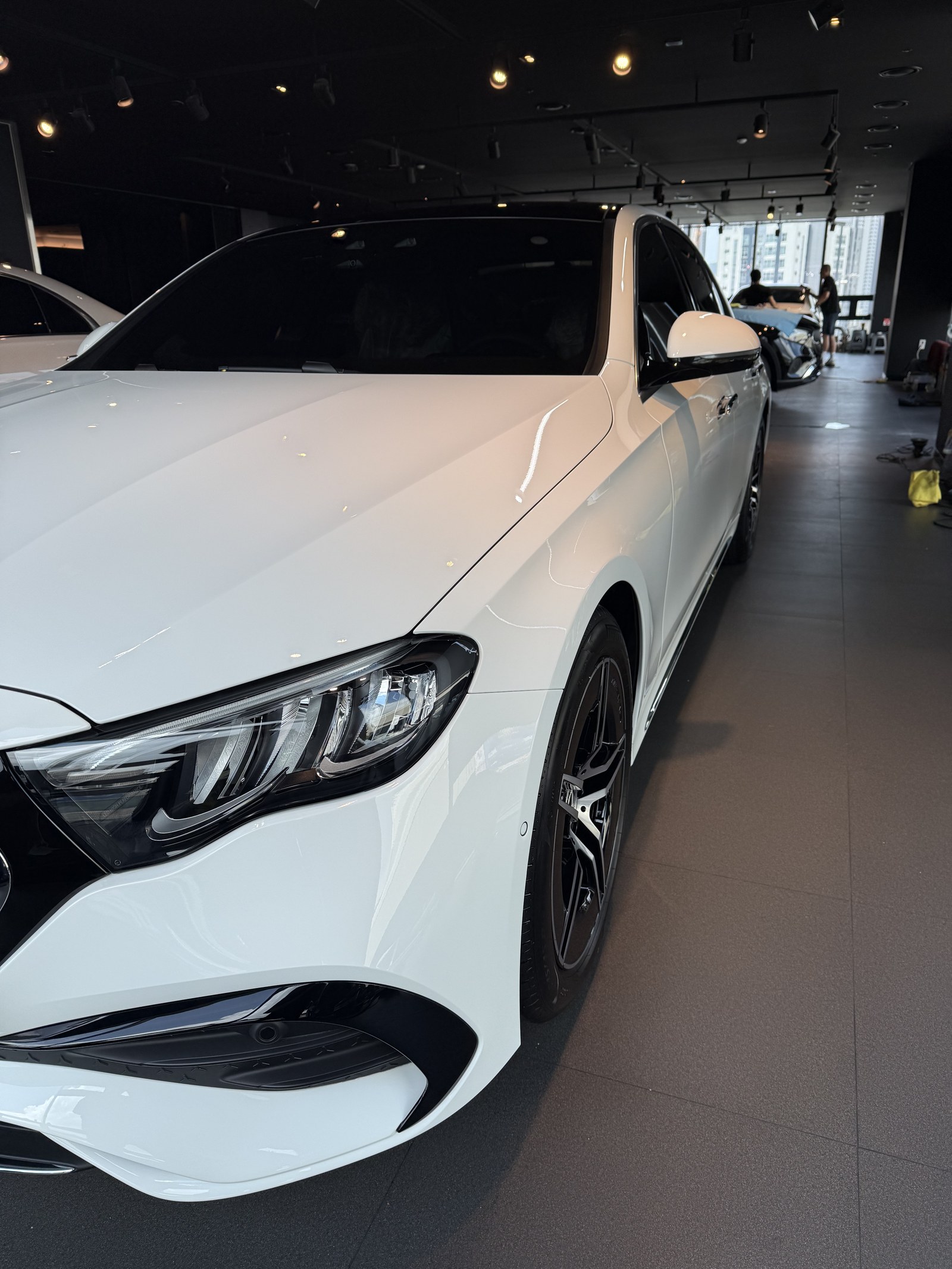 벤츠 E200 AMG 백색 신차 측면 - 유리막코팅