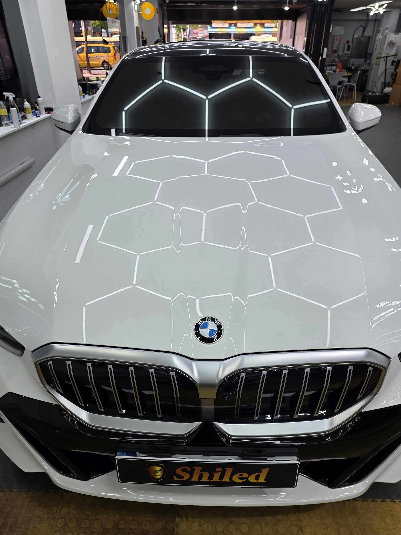 BMW 520i 백색 신차 전면 그릴 클로즈업 - 부산 쉴드광택