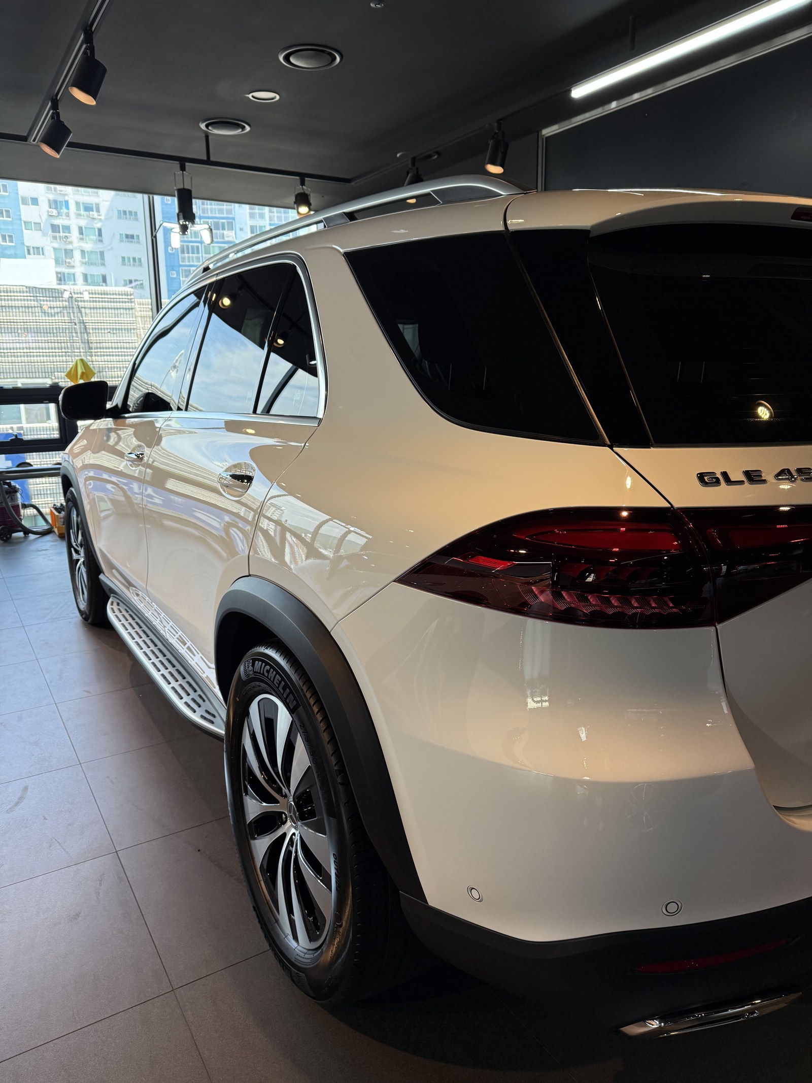 벤츠 GLE450 백색 신차 후측면 - 부산 쉴드광택 신차코팅