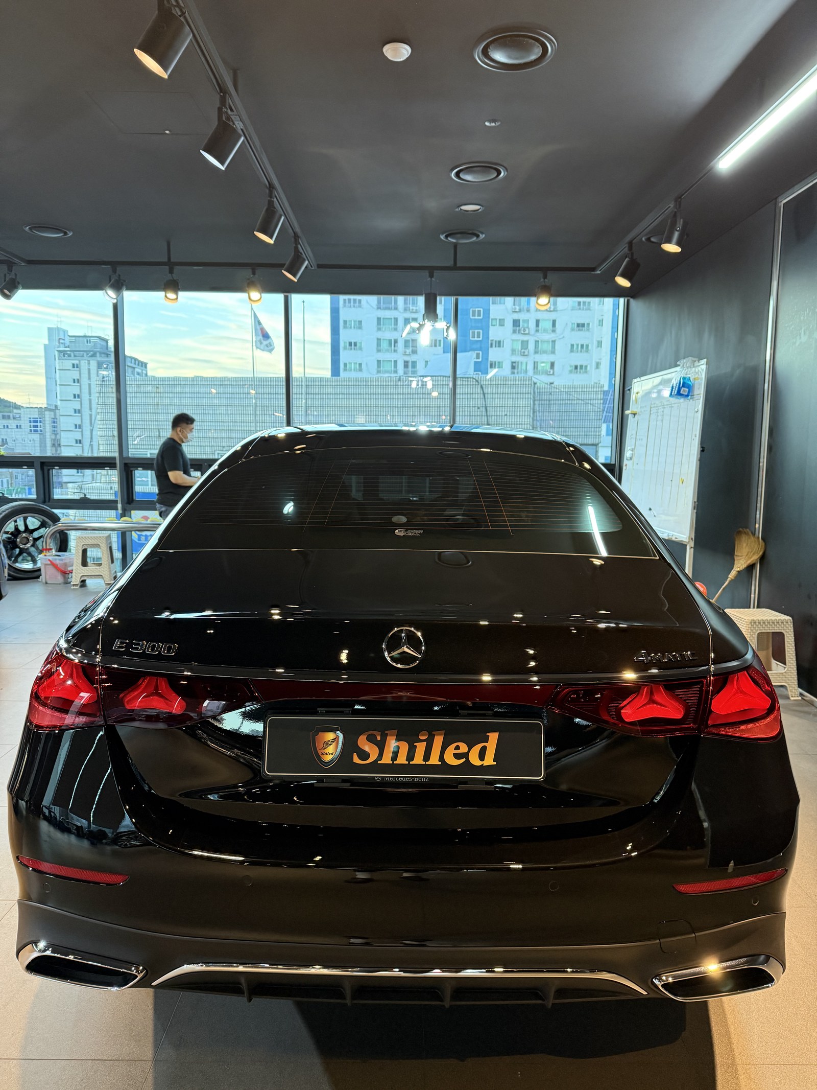 벤츠 E300 AMG 검정 신차 후면 - 유리막코팅