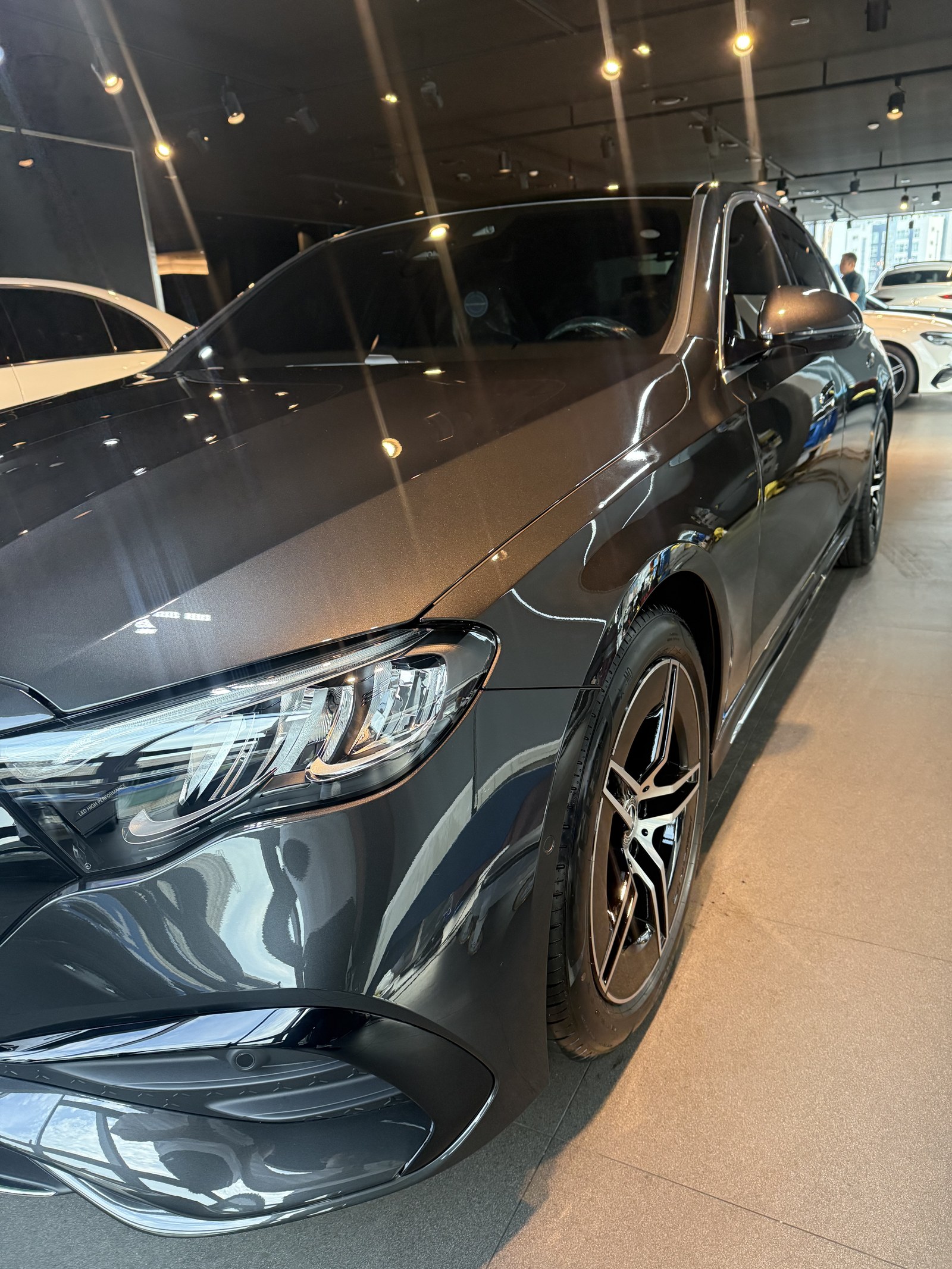 벤츠 E200 AMG 그레이 신차 정면 - 부산 쉴드광택 신차코팅