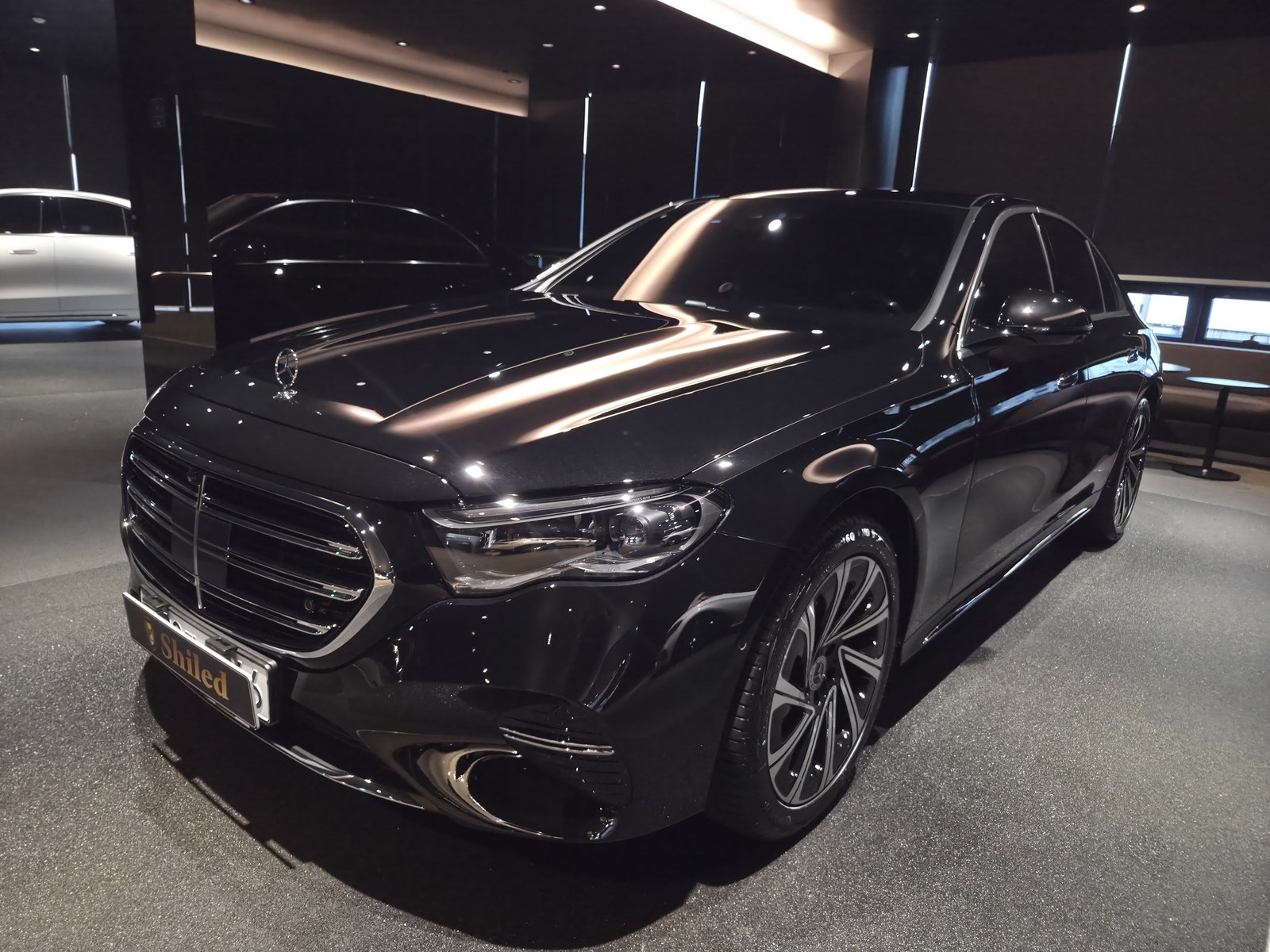 벤츠 E300 검정 신차 전측면 - 부산 신차코팅