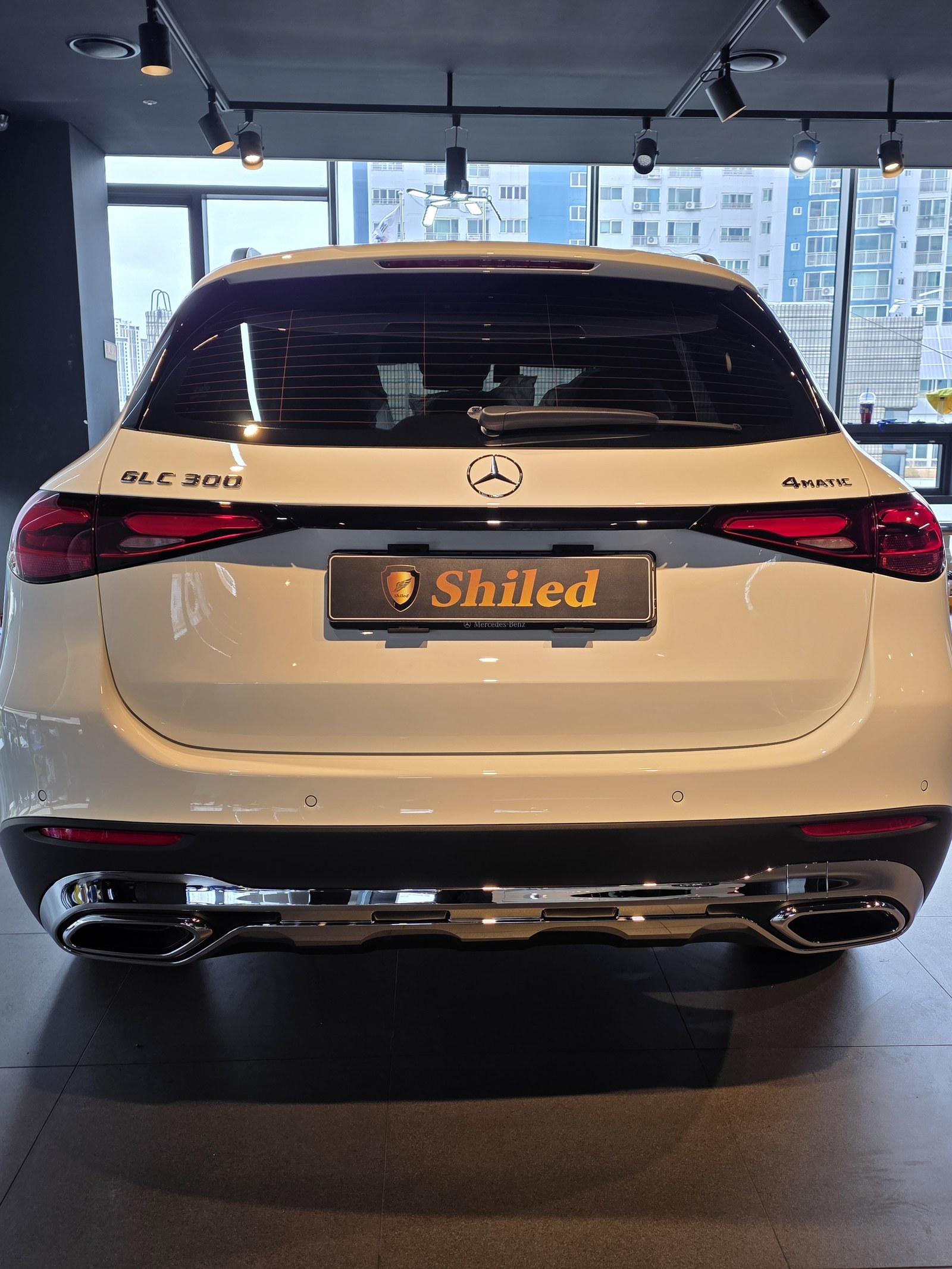 벤츠 GLC300 백색 신차 후면 - 부산 쉴드광택 신차코팅