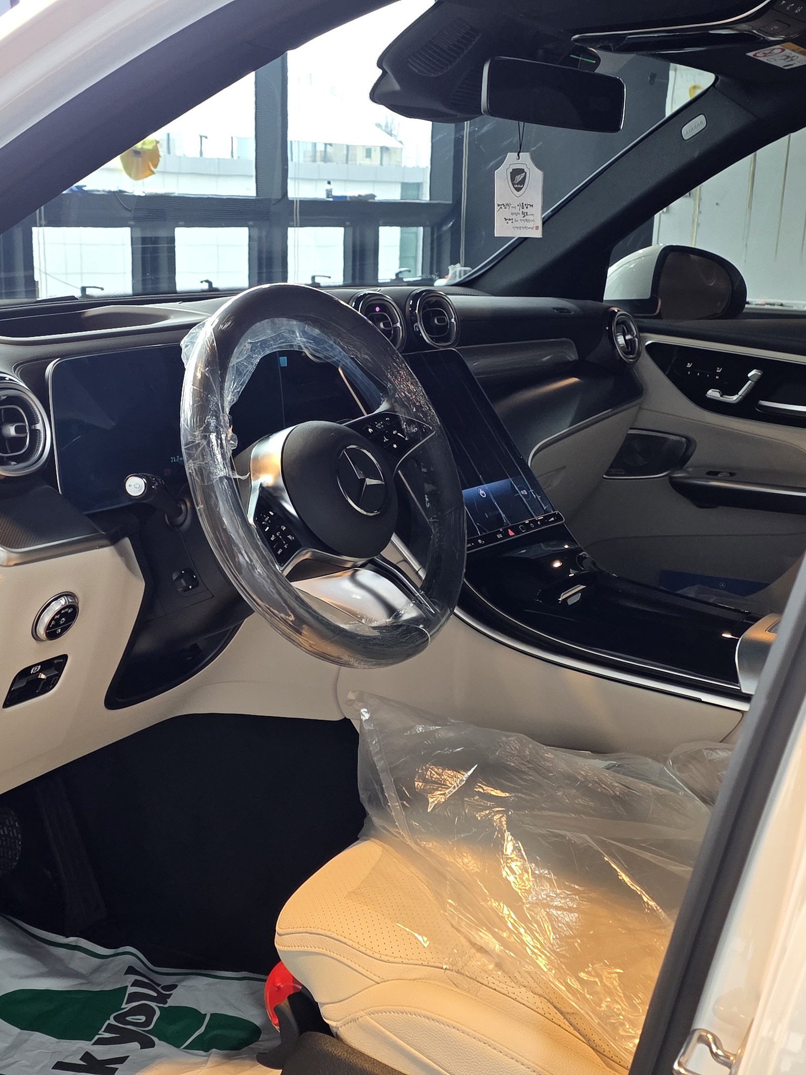 벤츠 GLC300 신차 실내 - 인도 전 컨디션