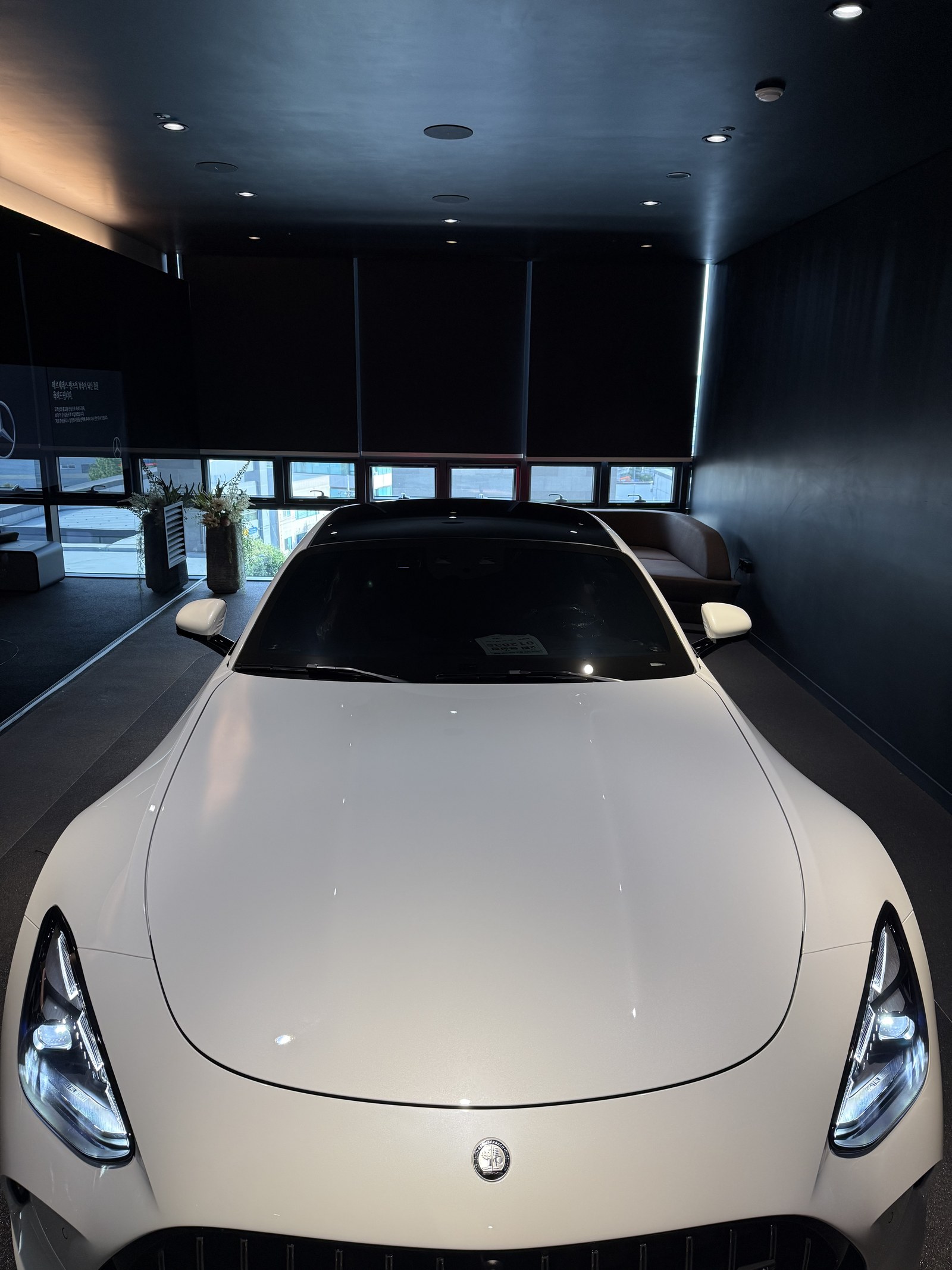 벤츠 AMG GT55 백색 신차 정면 - 부산 유리막코팅