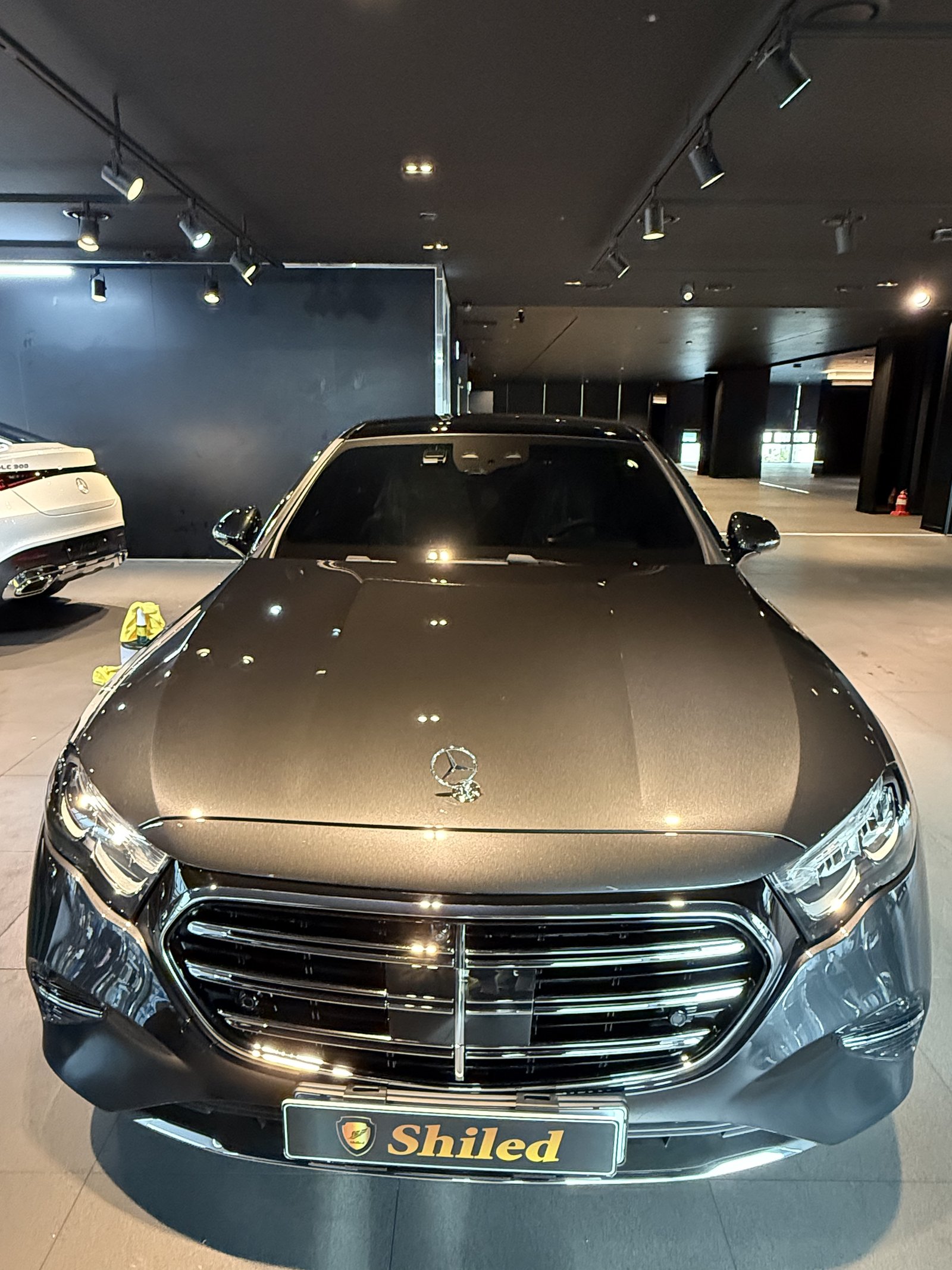 벤츠 E200 그레이 신차 F5 유리막코팅 - 부산 쉴드광택 전면
