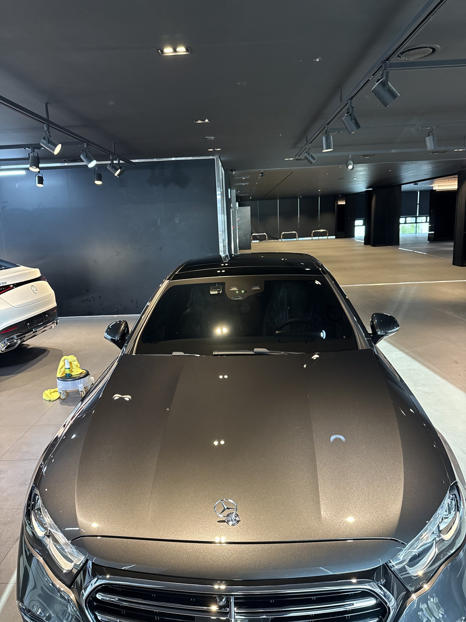 벤츠 E200 그레이 신차 정면 - 부산 유리막코팅