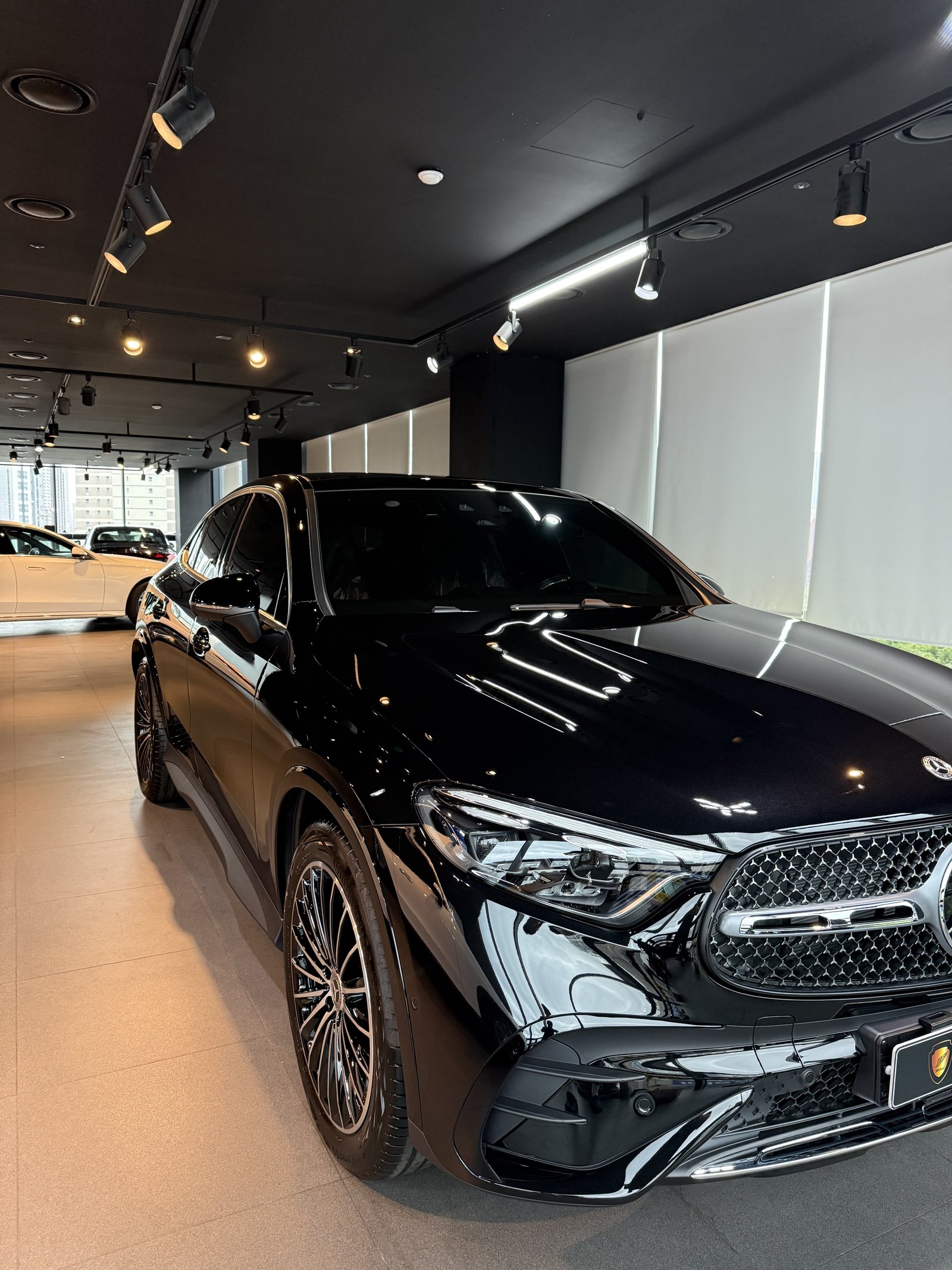 벤츠 GLC300 검정 전측면 - 부산 유리막코팅 F5