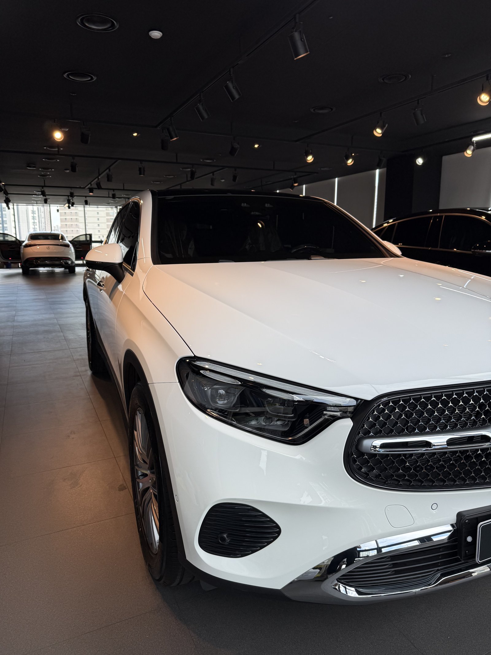 벤츠 GLC300 백색 전측면 반사 - 부산 유리막코팅 F5