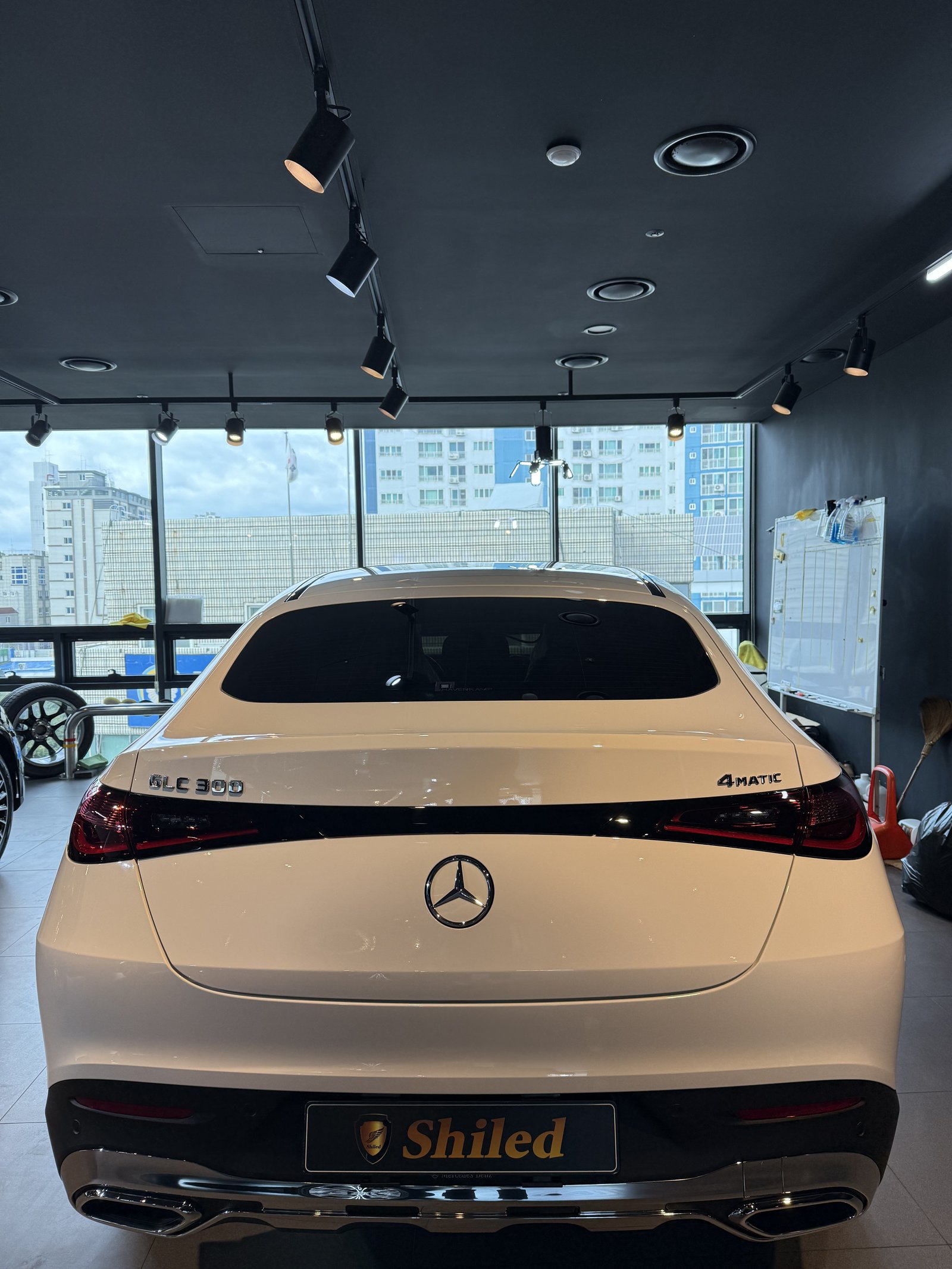 벤츠 GLC300 백색 신차 후면 - 부산 쉴드광택 신차코팅