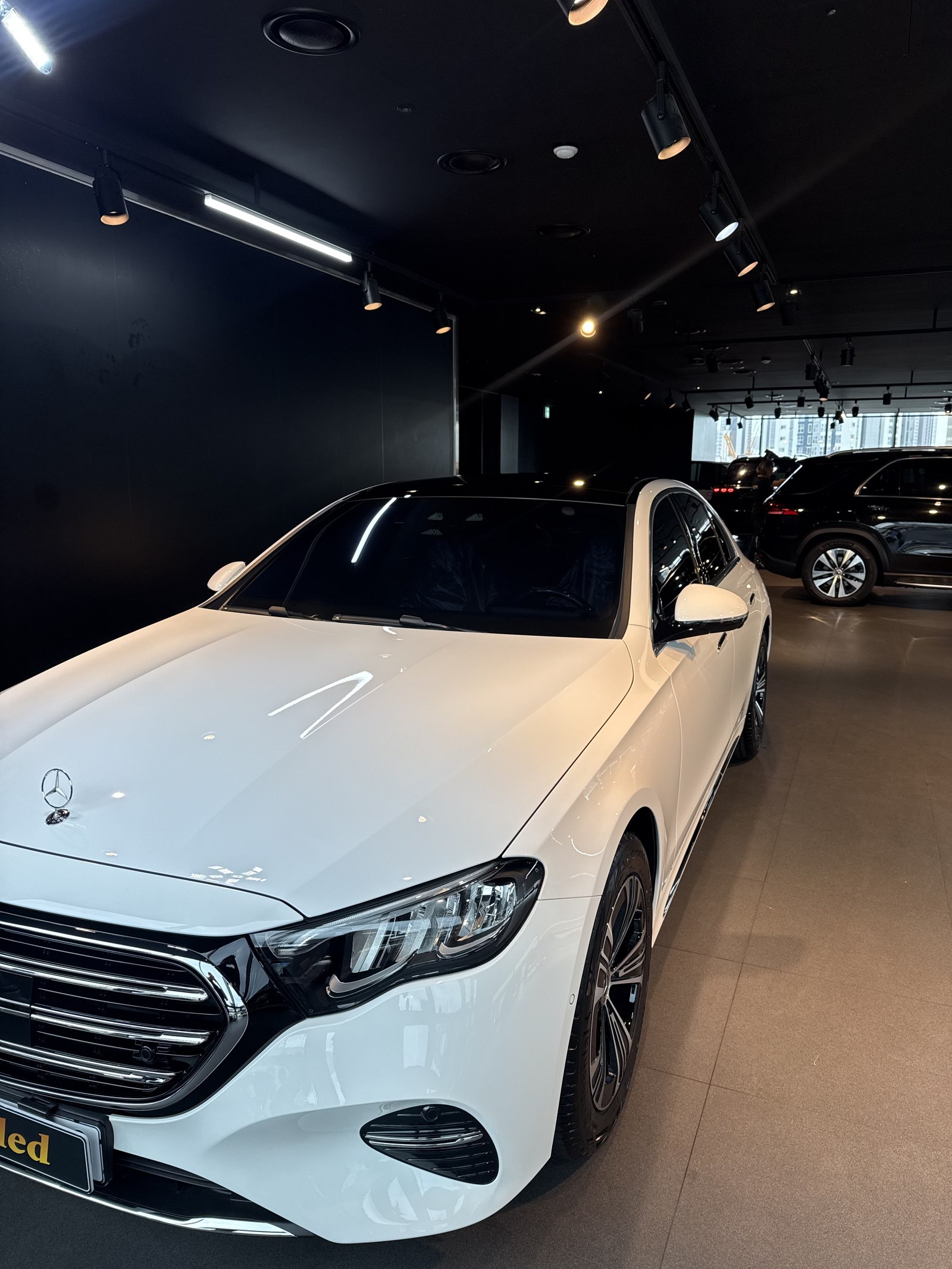 벤츠 E200 백색 신차 측면 - 부산 쉴드광택 신차코팅