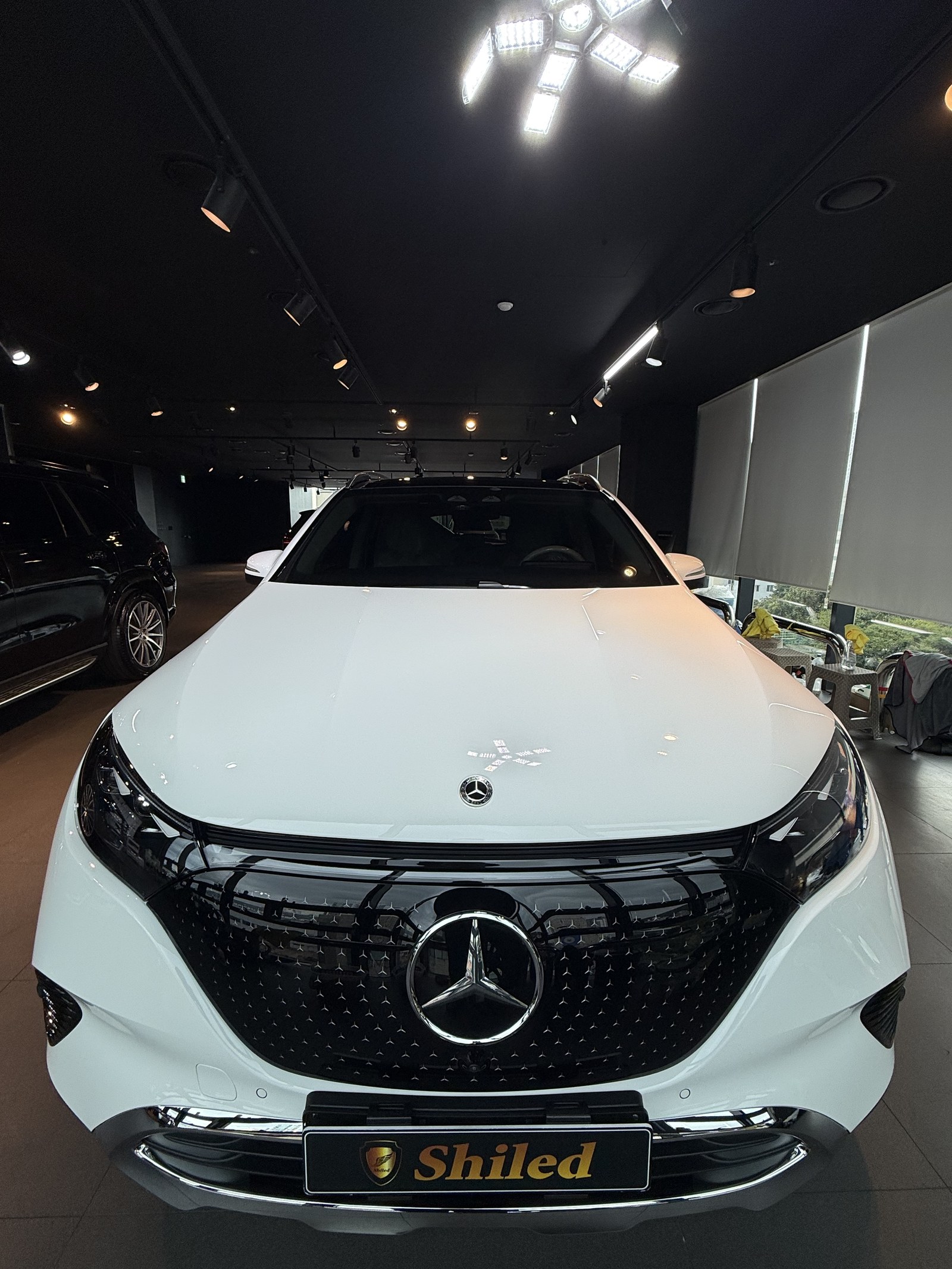 벤츠 EQE350 SUV 백색 신차 F5 유리막코팅 - 부산 쉴드광택 전면