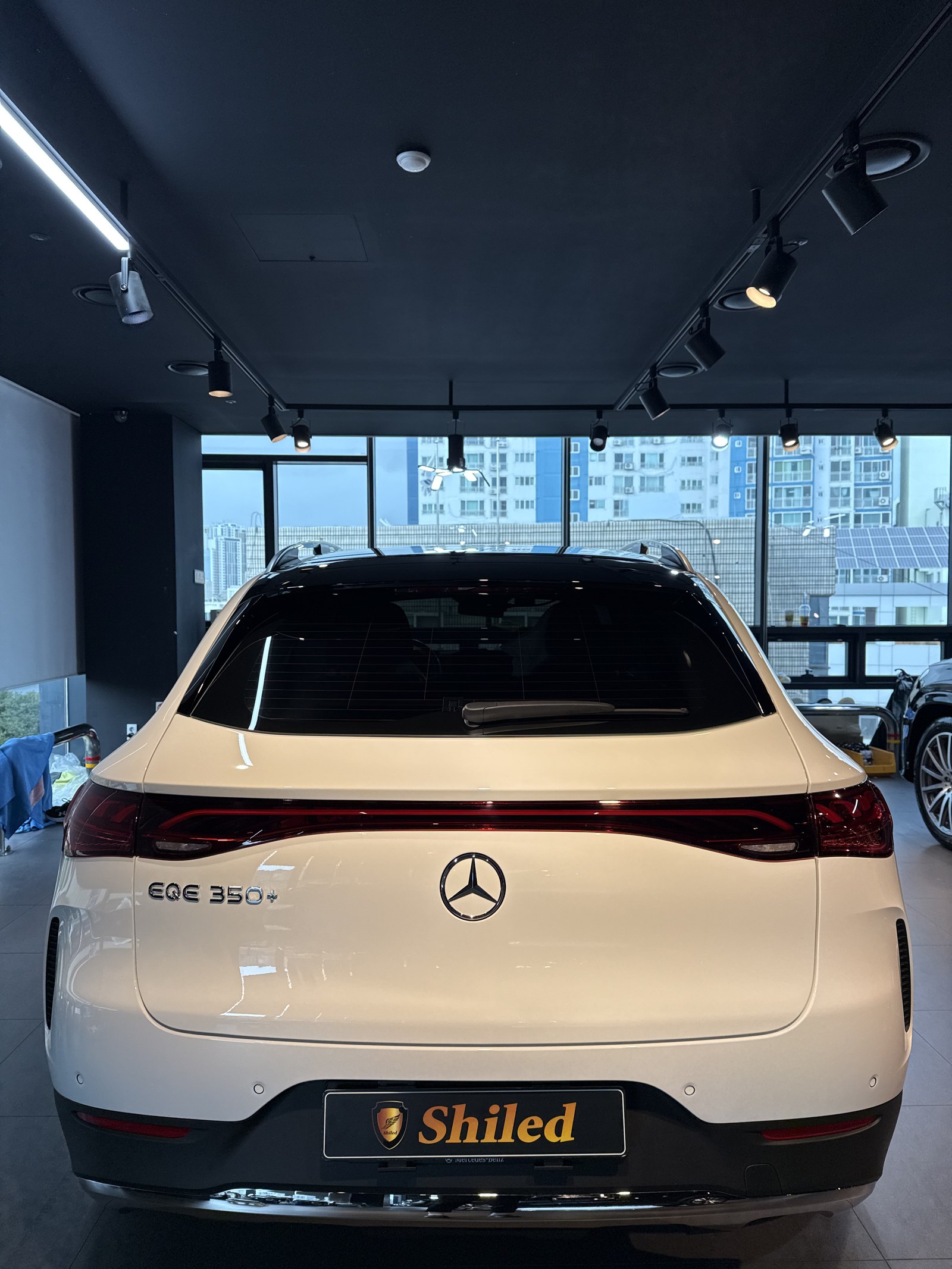 벤츠 EQE350 SUV 백색 신차 후면 엠블럼 - 부산 쉴드광택 신차코팅