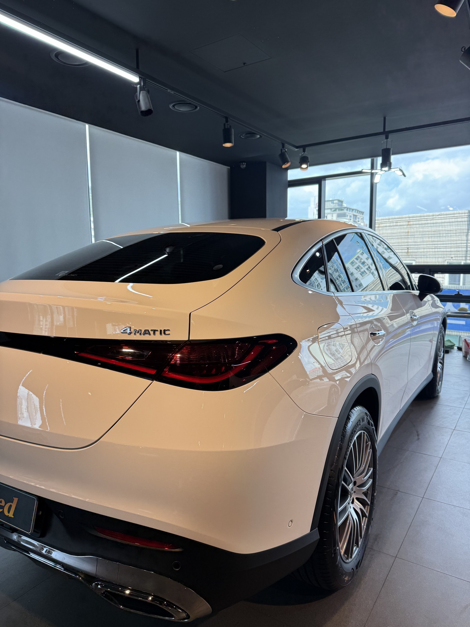 벤츠 GLC300 쿠페 백색 신차 후측면 - 부산 유리막코팅