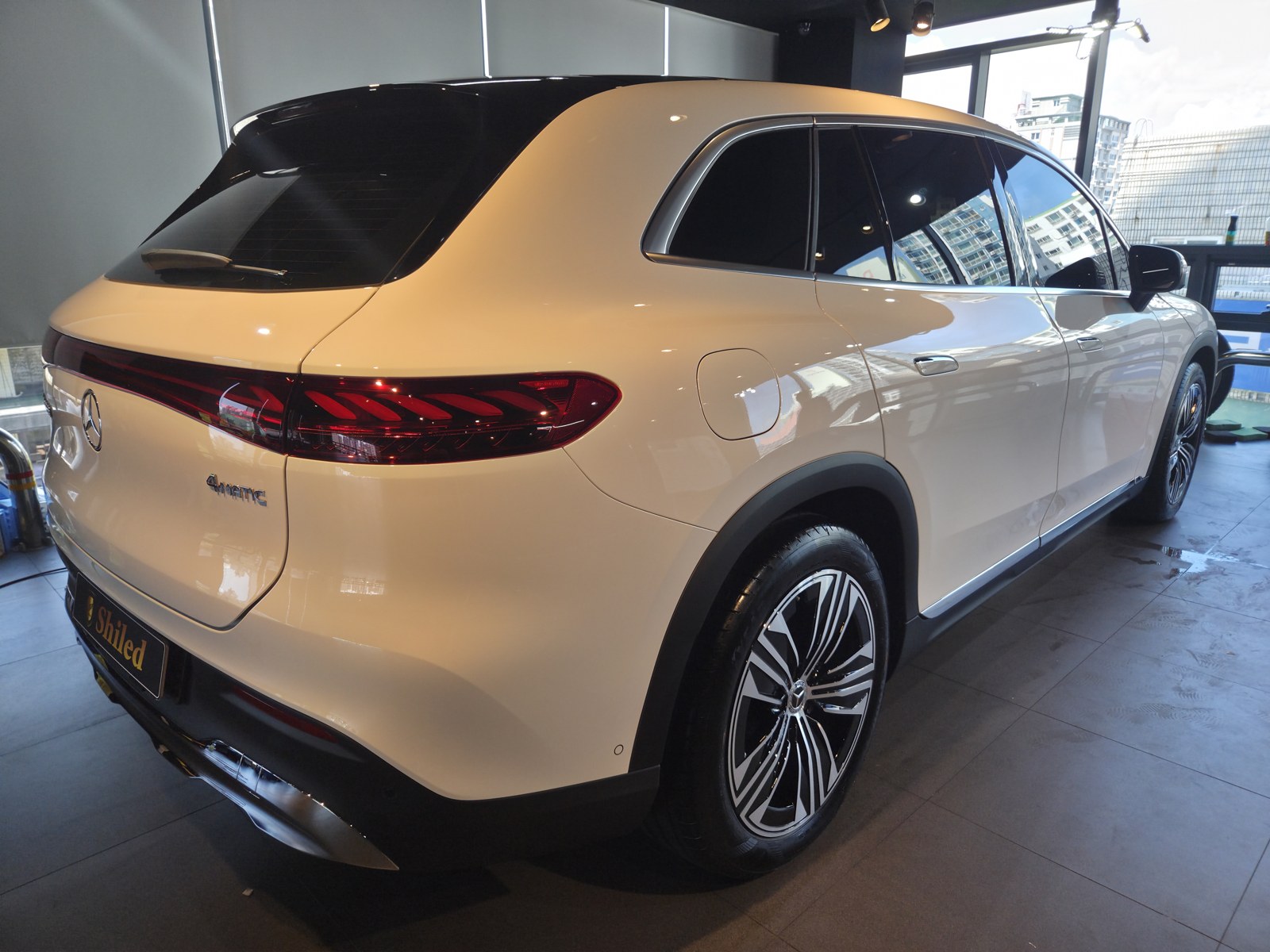 벤츠 EQS450 SUV 백색 신차 후측면 - 부산 유리막코팅