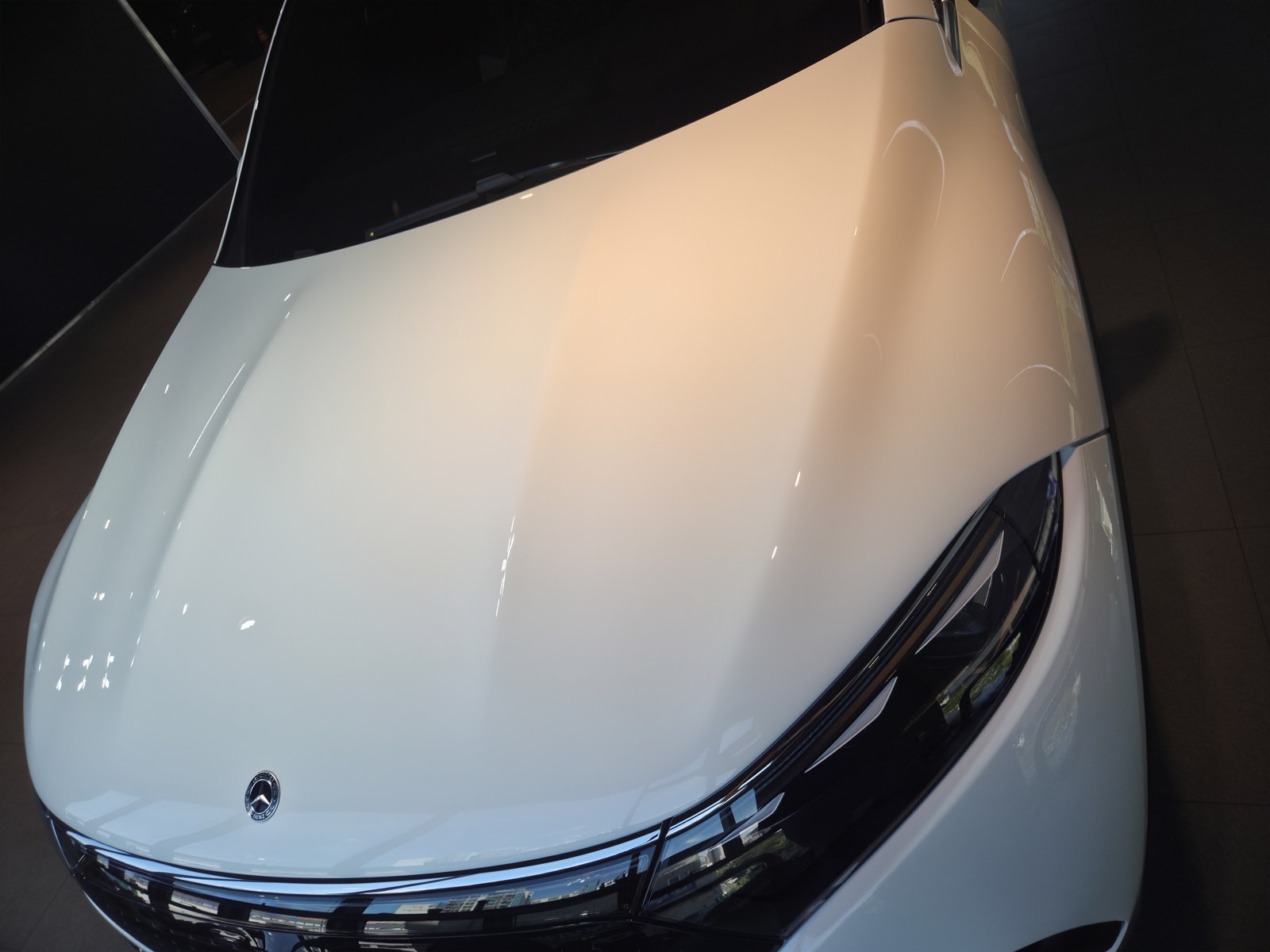 벤츠 EQS450 SUV 백색 신차 보닛 클로즈업 - 부산 유리막코팅
