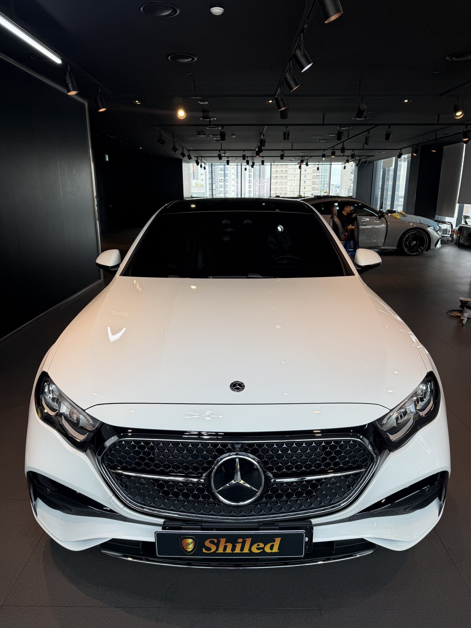 벤츠 E200 AMG 백색 신차 F5 유리막코팅 - 부산 쉴드광택 전면