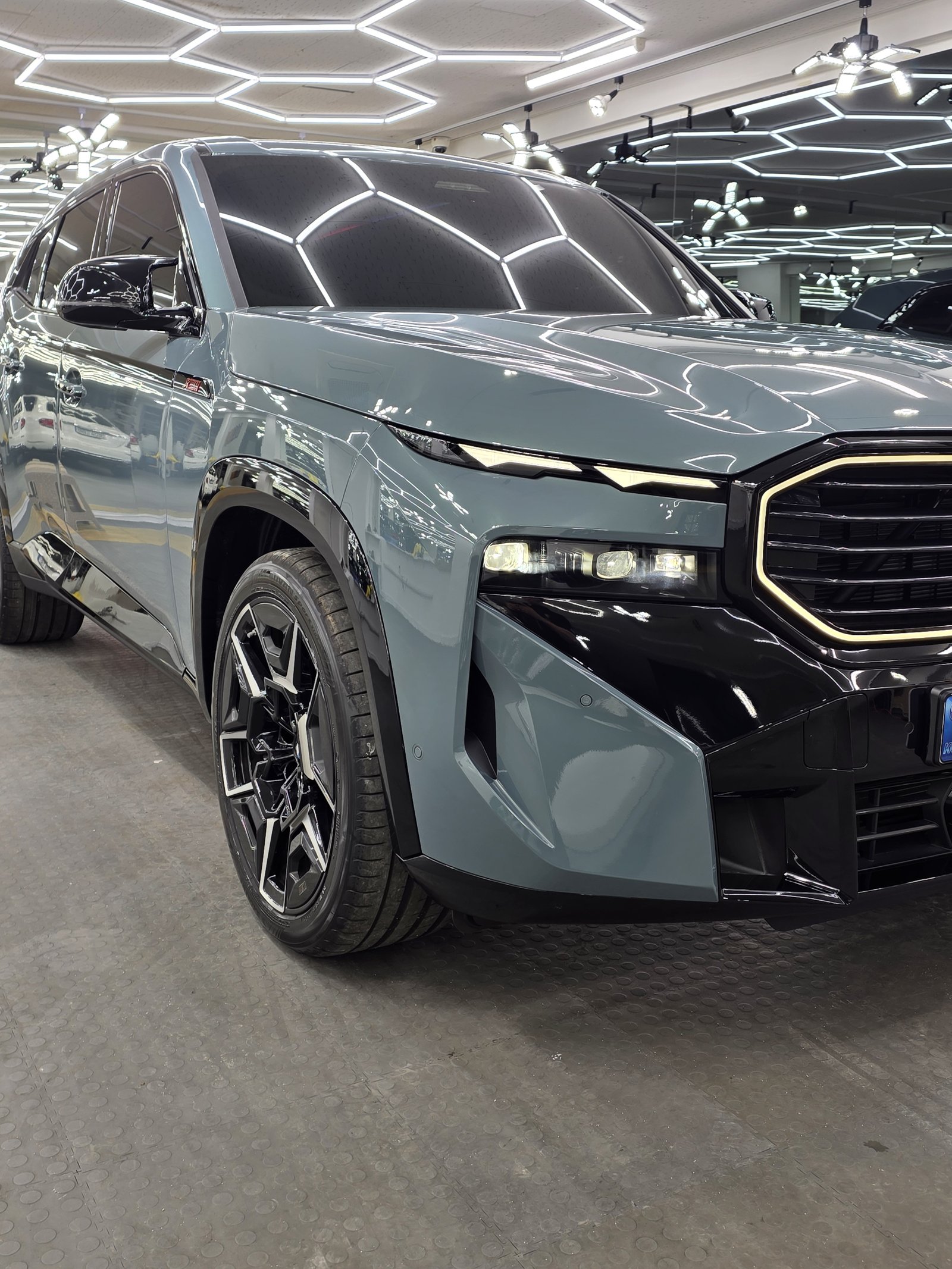BMW XM 그레이 신차 후측면 휠아치 클래딩 - 부산 유리막코팅