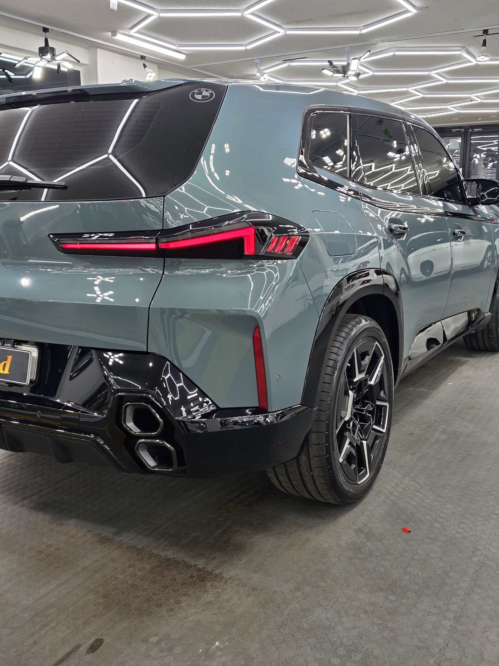 BMW XM 그레이 신차 후면 - 부산 쉴드광택