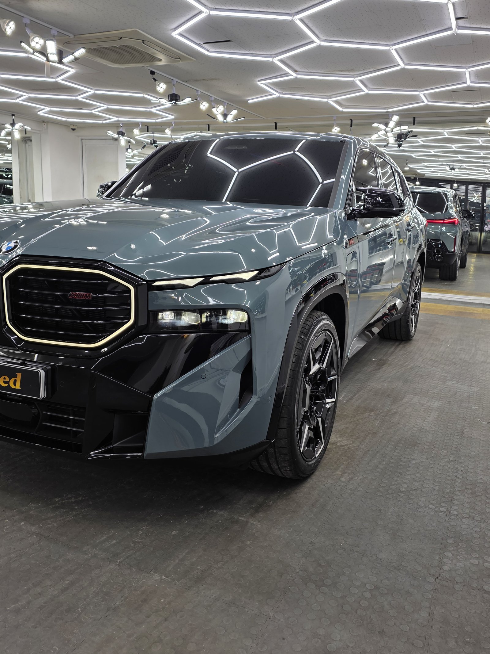 BMW XM 그레이 신차 정면 그릴 클로즈업 - 부산 쉴드광택