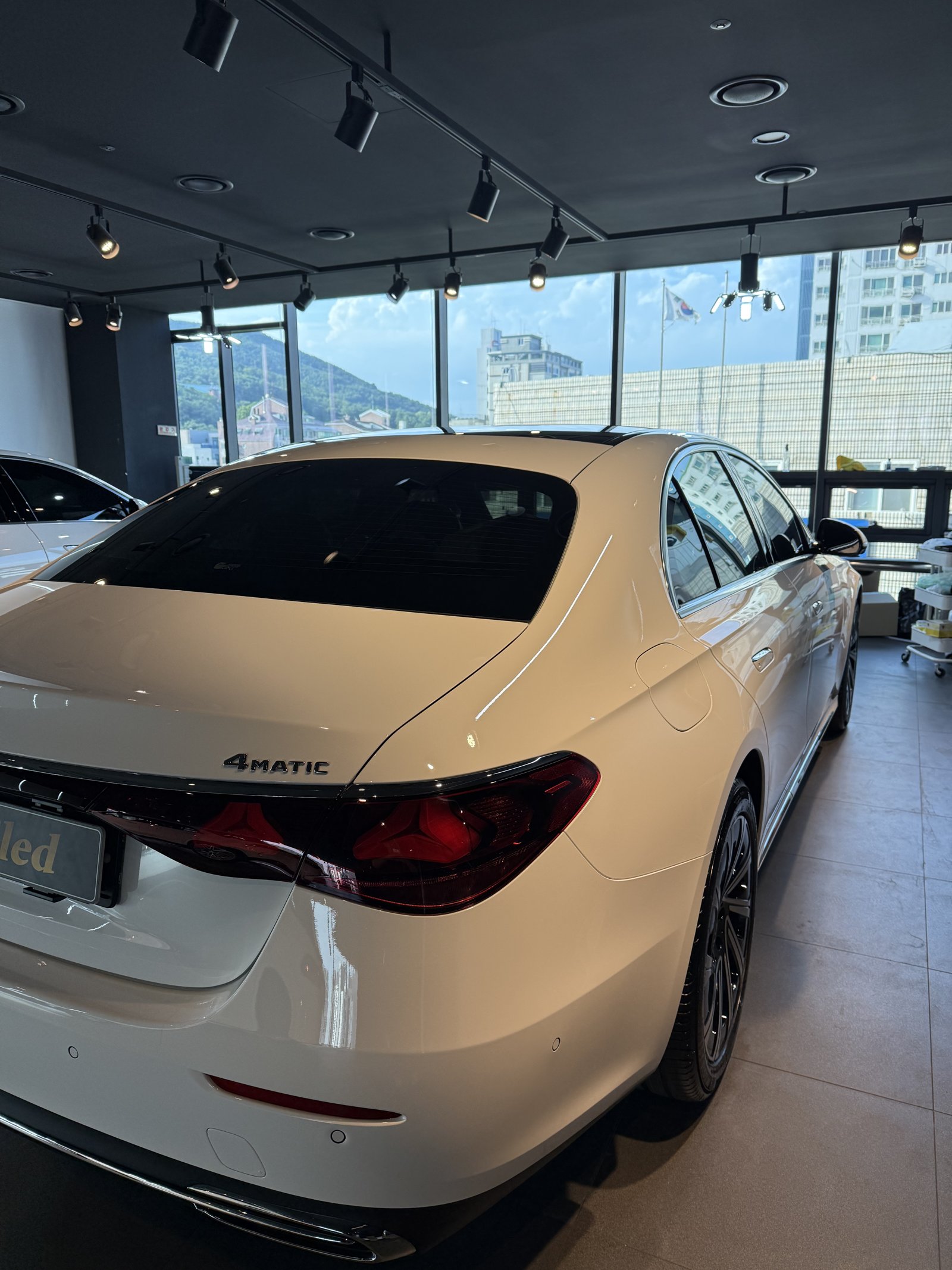 벤츠 E300 백색 신차 후면 - 부산 쉴드광택 두번째 차량
