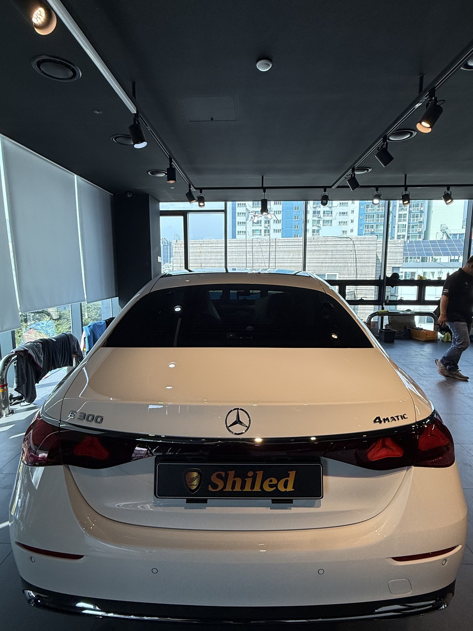 벤츠 E300 백색 신차 후측면 - 유리막코팅