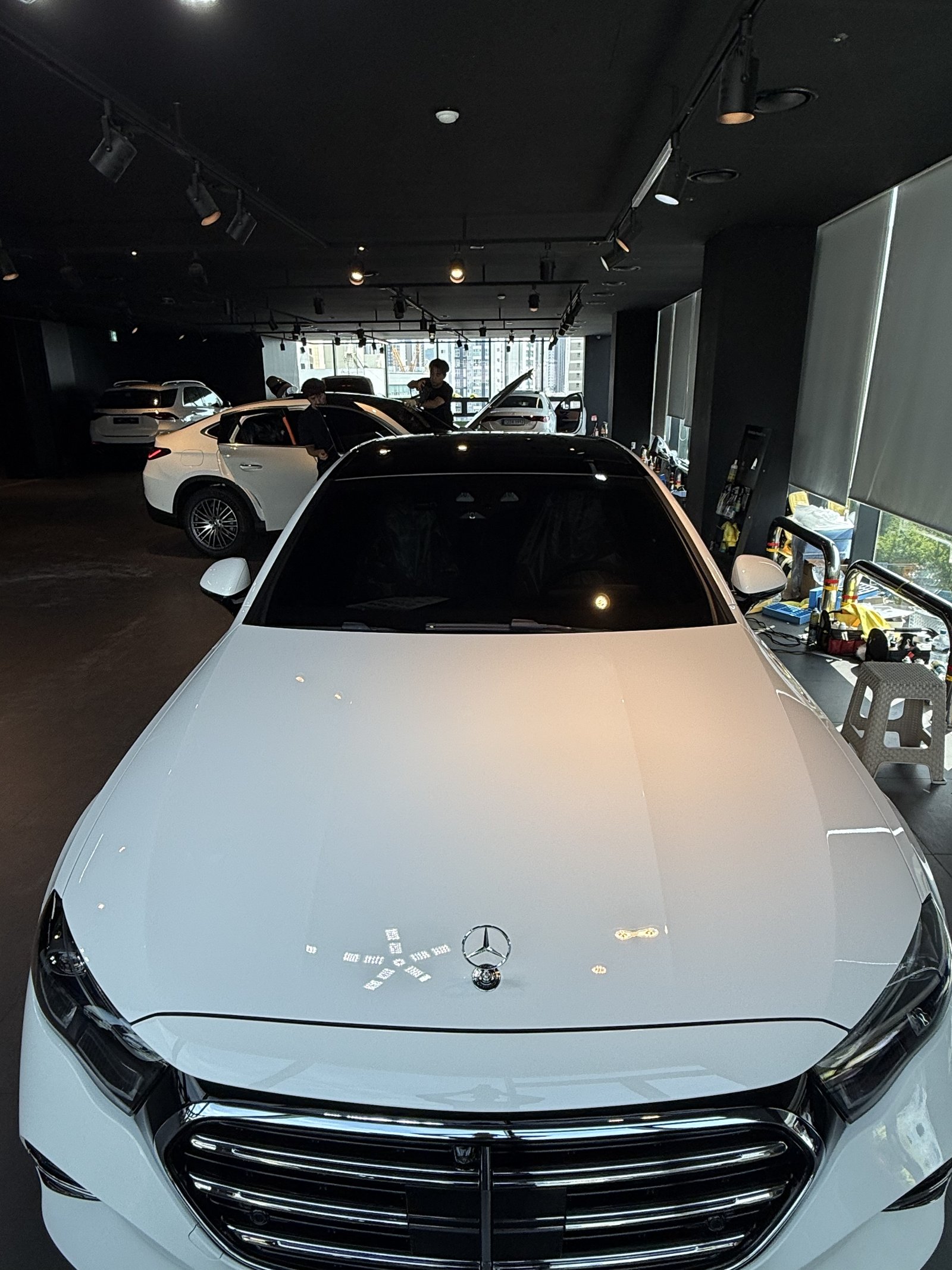 벤츠 E300 백색 신차 정면 - 부산 쉴드광택