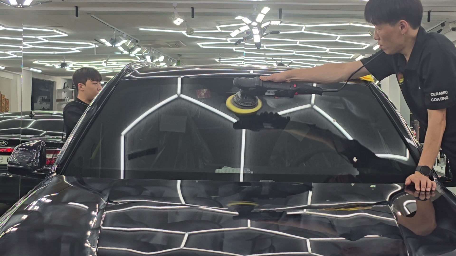 듀얼 폴리셔로 BMW X5 앞유리 유막을 제거하는 작업 - 부산 유막제거