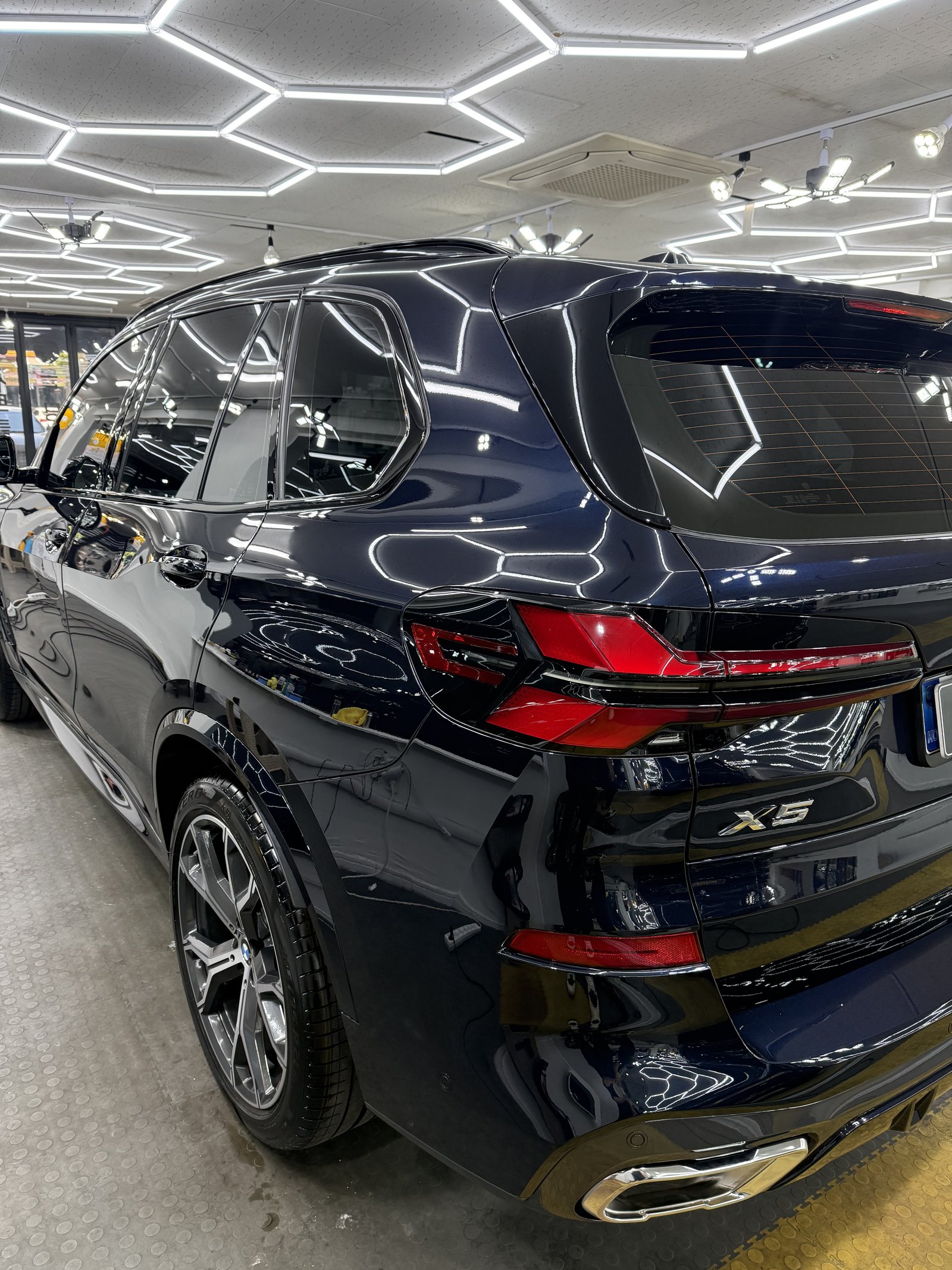 BMW X5 블루 신차 후측면 - 부산 쉴드광택 신차코팅