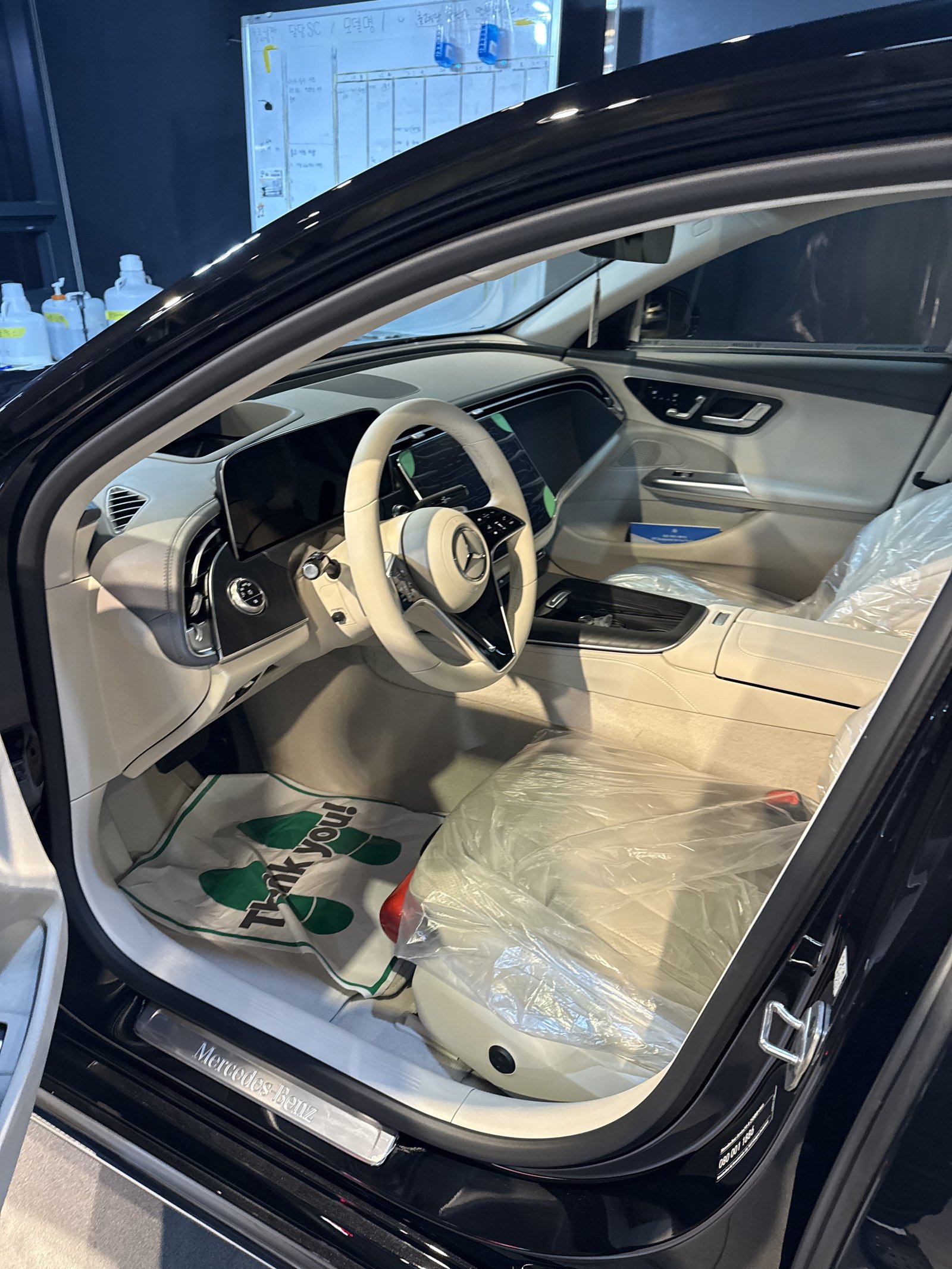 벤츠 E200 EX 검정 신차 실내 운전석 - 출고 전 컨디션