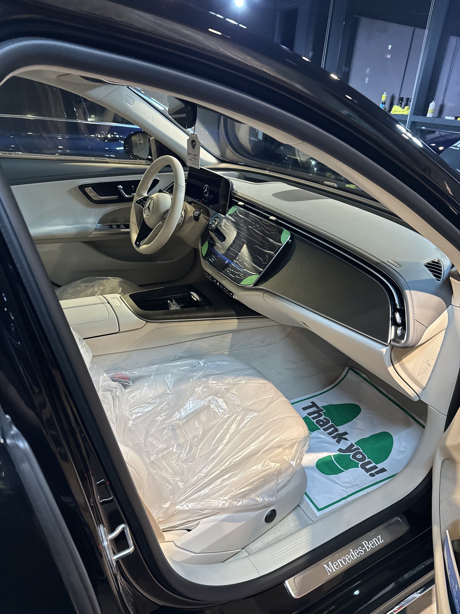 벤츠 E200 EX 검정 신차 실내 - 출고 전 컨디션