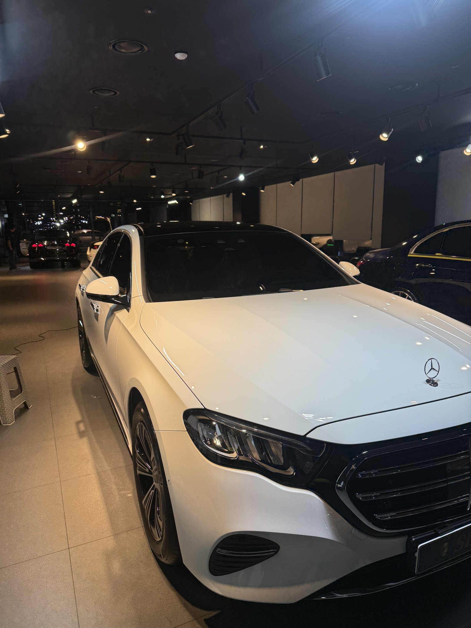 벤츠 E200 EX 백색 신차 전측면 - 부산 유리막코팅