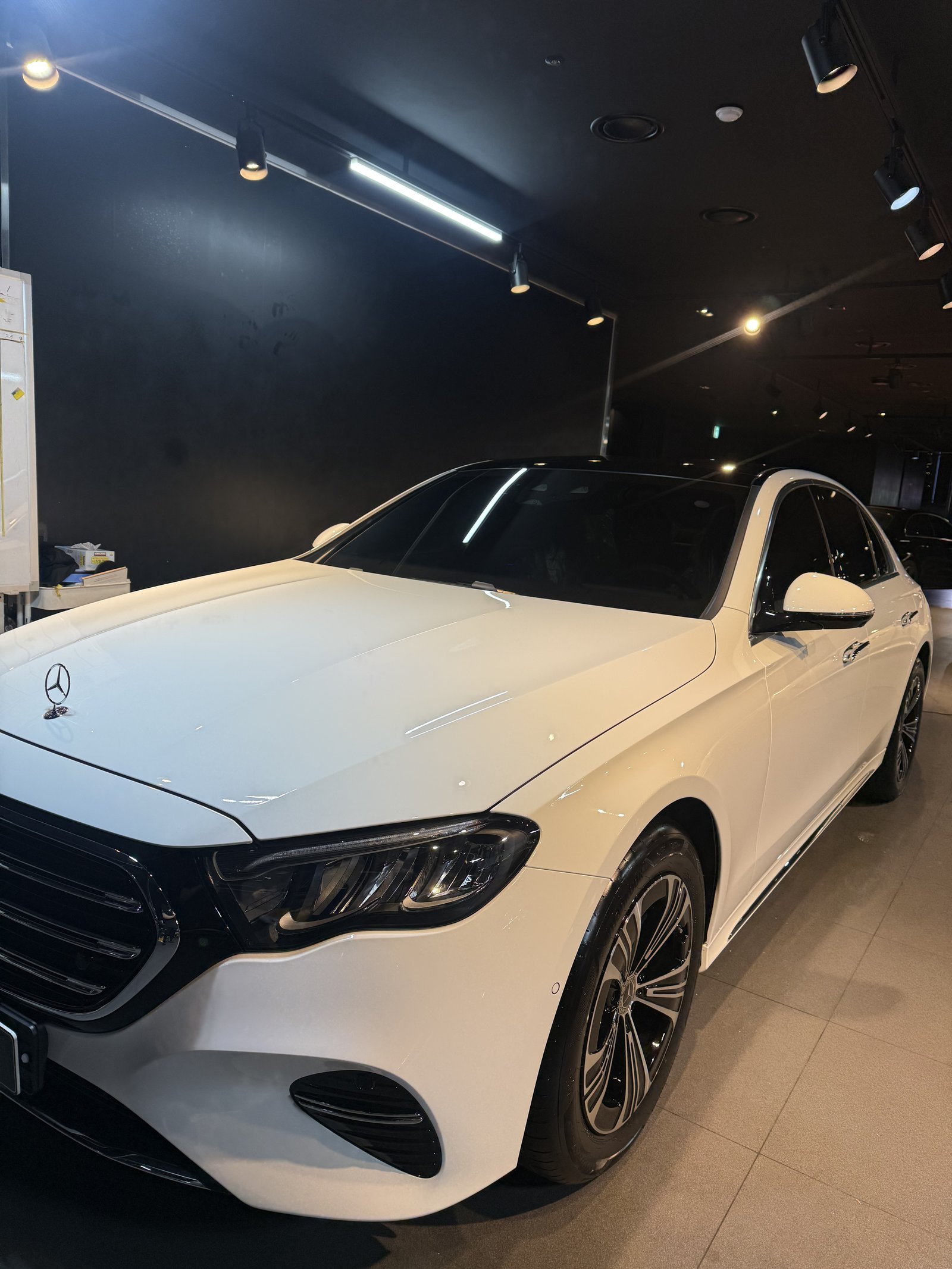 벤츠 E200 EX 백색 신차 전측면 반사 - F5 코팅