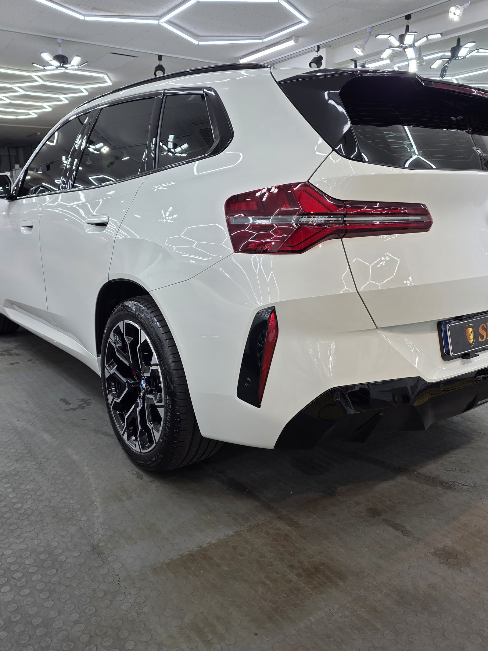 BMW X3 30d 백색 신차 전측면 반사 - F5 코팅