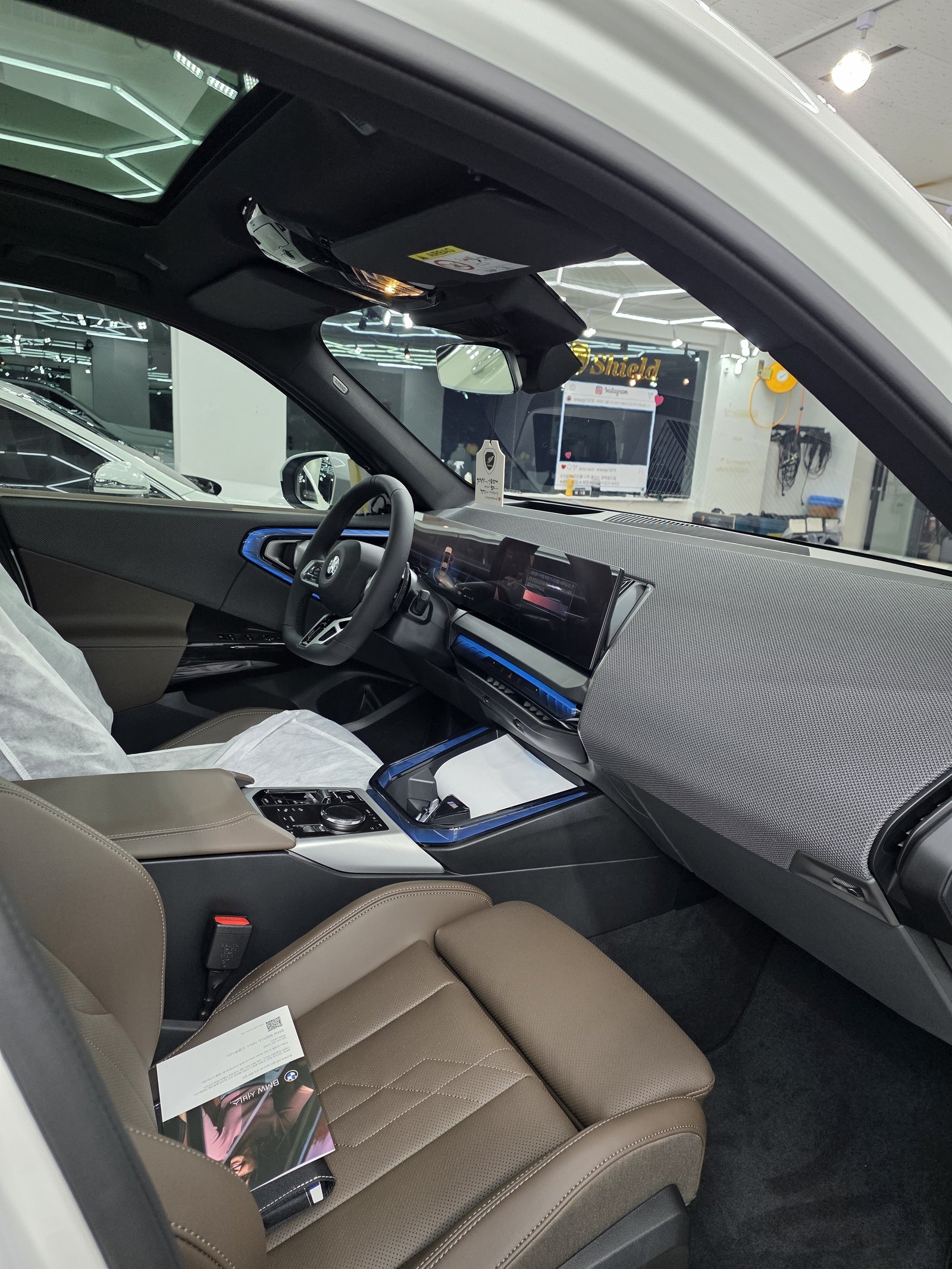 BMW X3 30d 백색 신차 실내 - 출고 전 컨디션