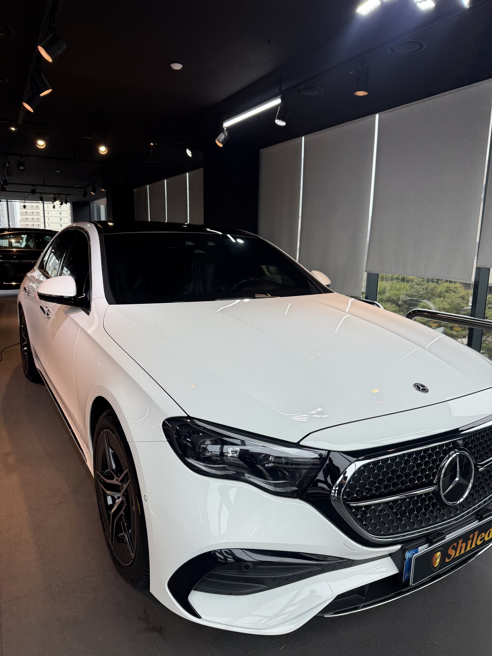 벤츠 E300 AMG 백색 신차 전측면 - 부산 유리막코팅