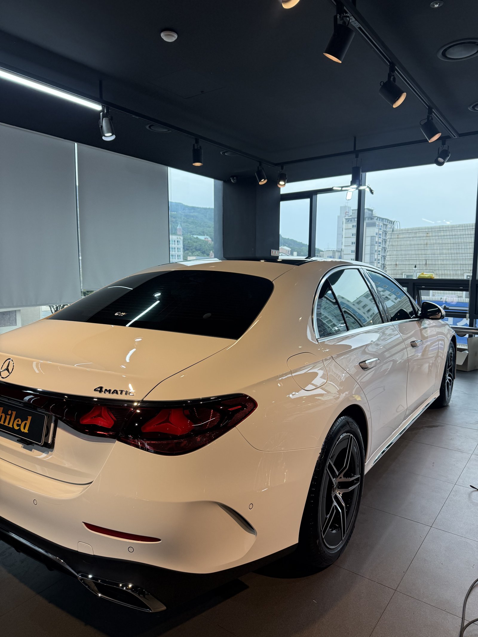 벤츠 E300 AMG 백색 신차 후측면 - 출고 전 F5 코팅