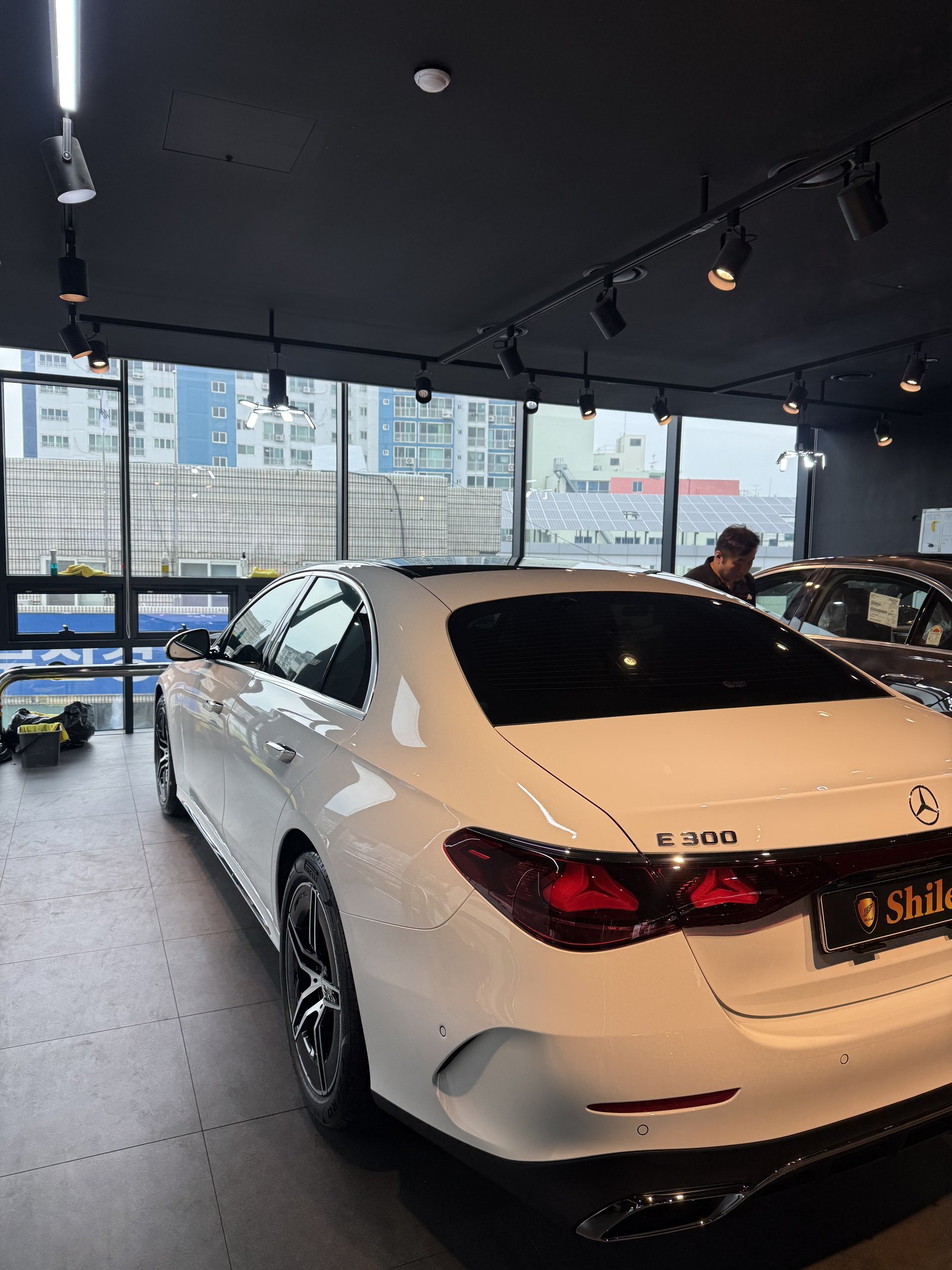 벤츠 E300 AMG 백색 신차 측후면 광택 - 부산 유리막코팅