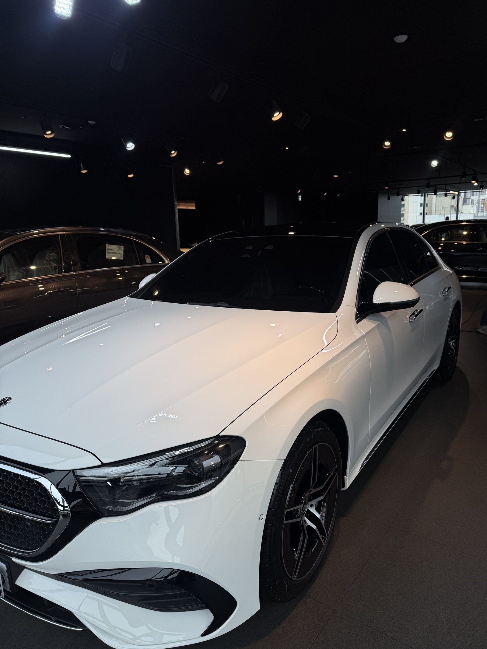 벤츠 E300 AMG 백색 신차 전측면 반사 - F5 코팅