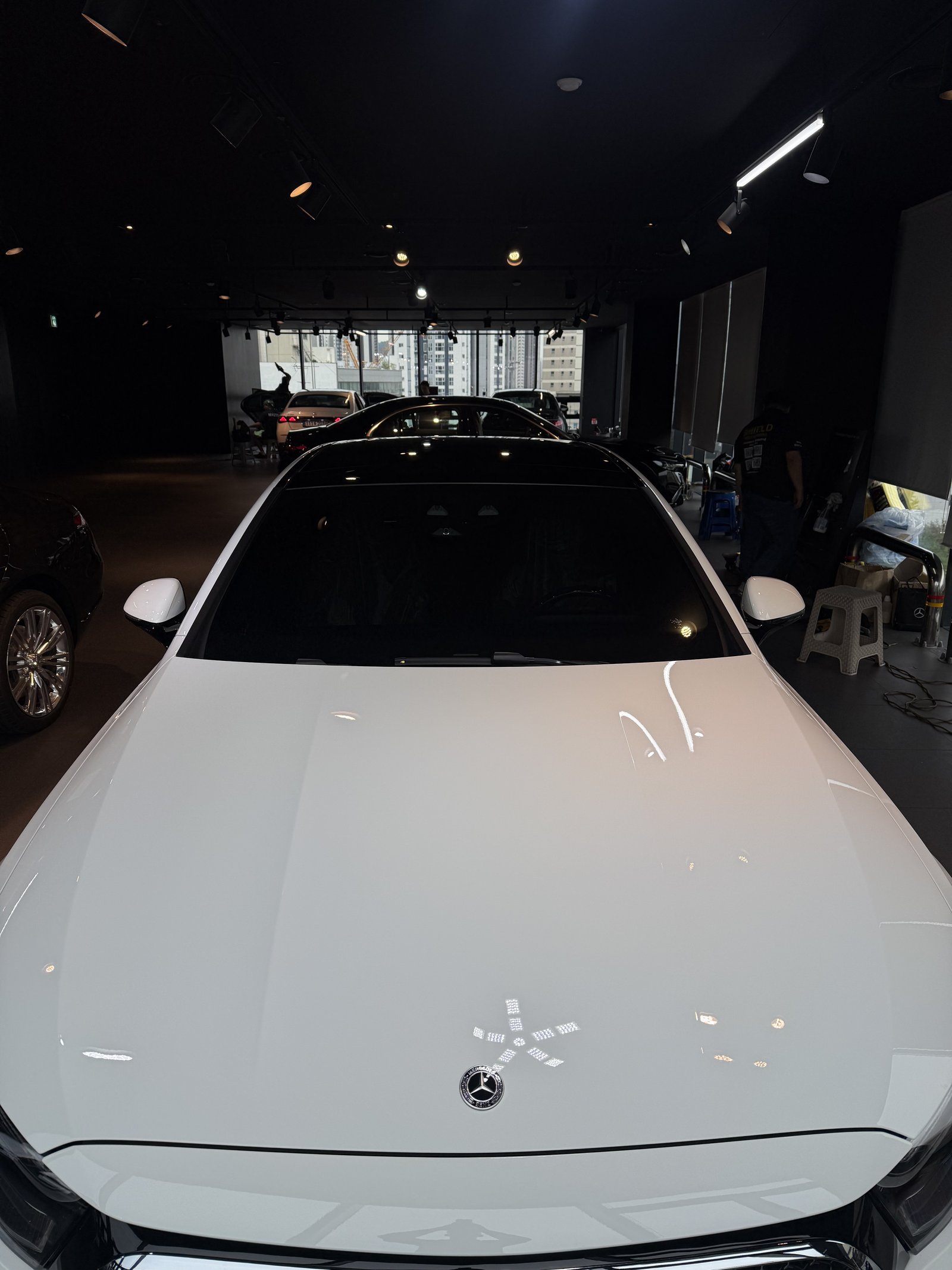 벤츠 E300 AMG 백색 신차 보닛 반사 - 출고 전 유리막코팅