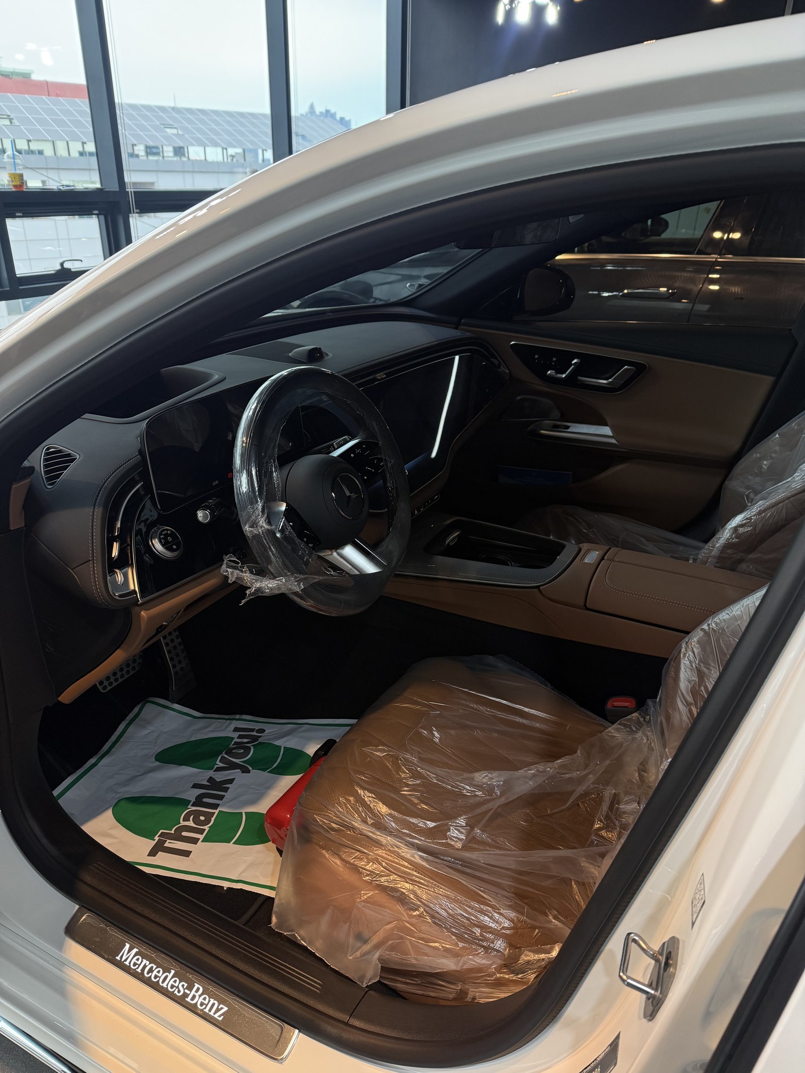 벤츠 E300 AMG 백색 신차 실내 운전석 - 출고 전 컨디션