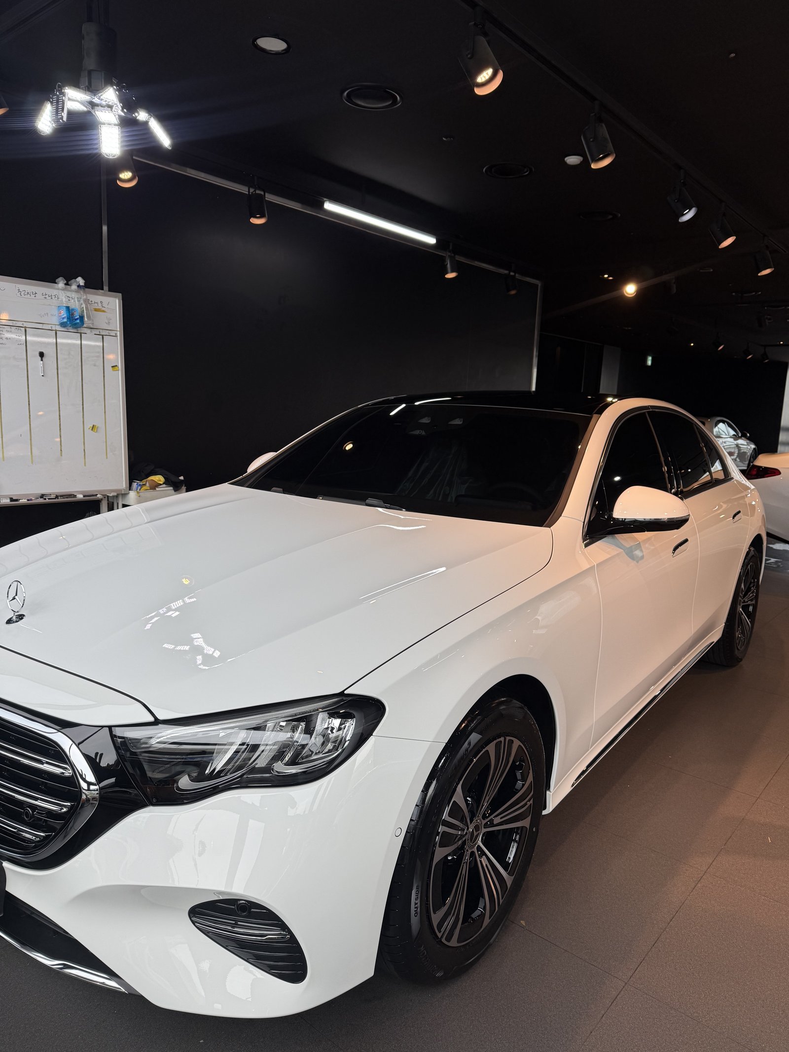 벤츠 E300 EX 백색 신차 전측면 반사 - F5 코팅