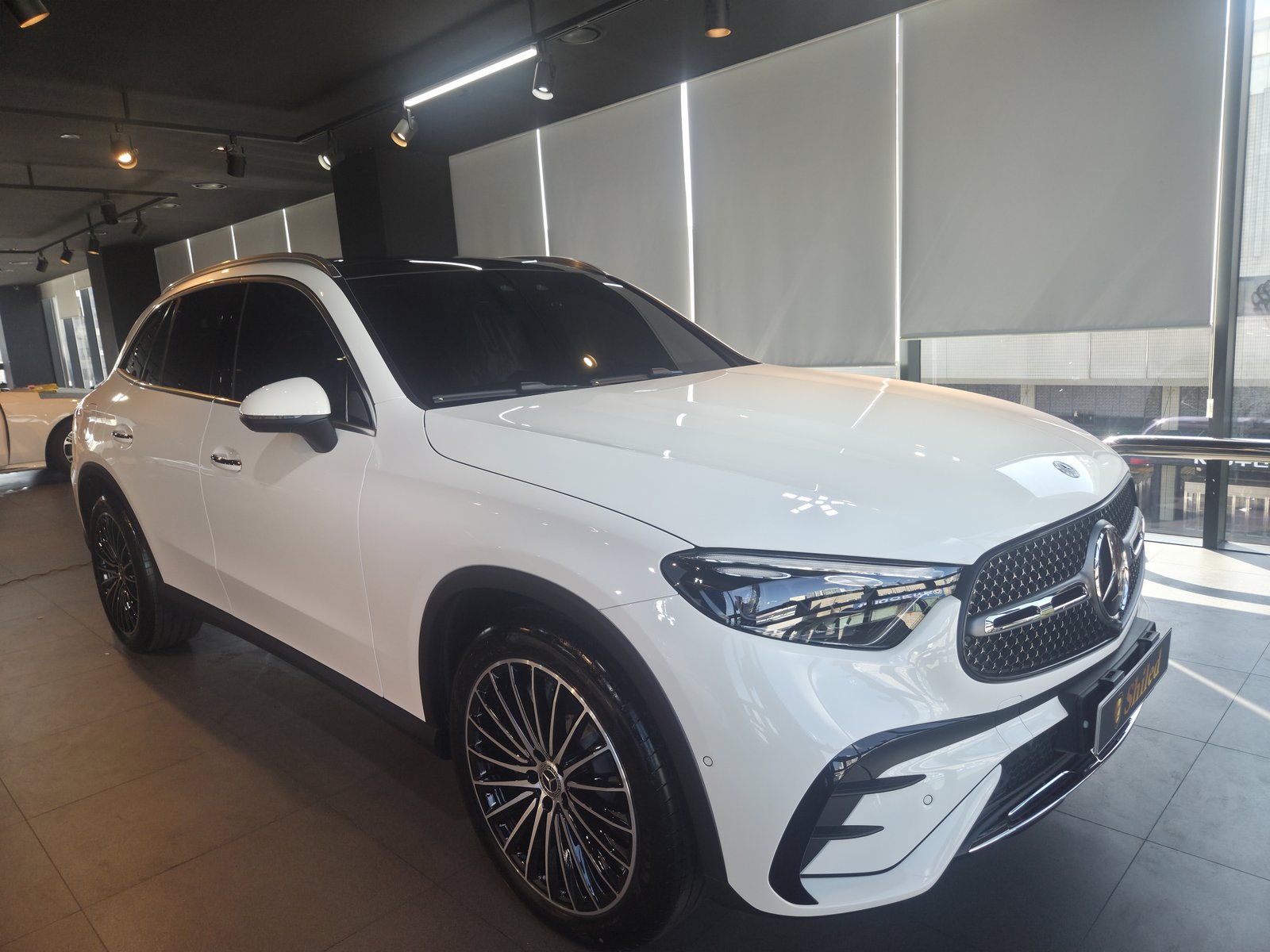 벤츠 GLC300 백색 신차 후측면 - 출고 전 F5 코팅