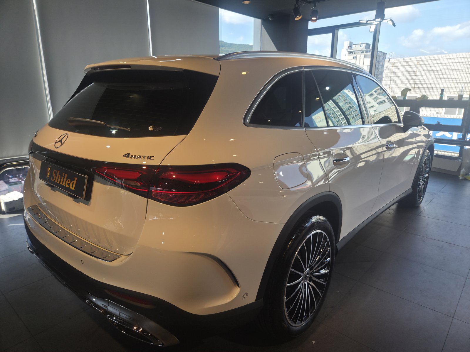 벤츠 GLC300 백색 신차 후면 - 부산 쉴드광택 신차코팅